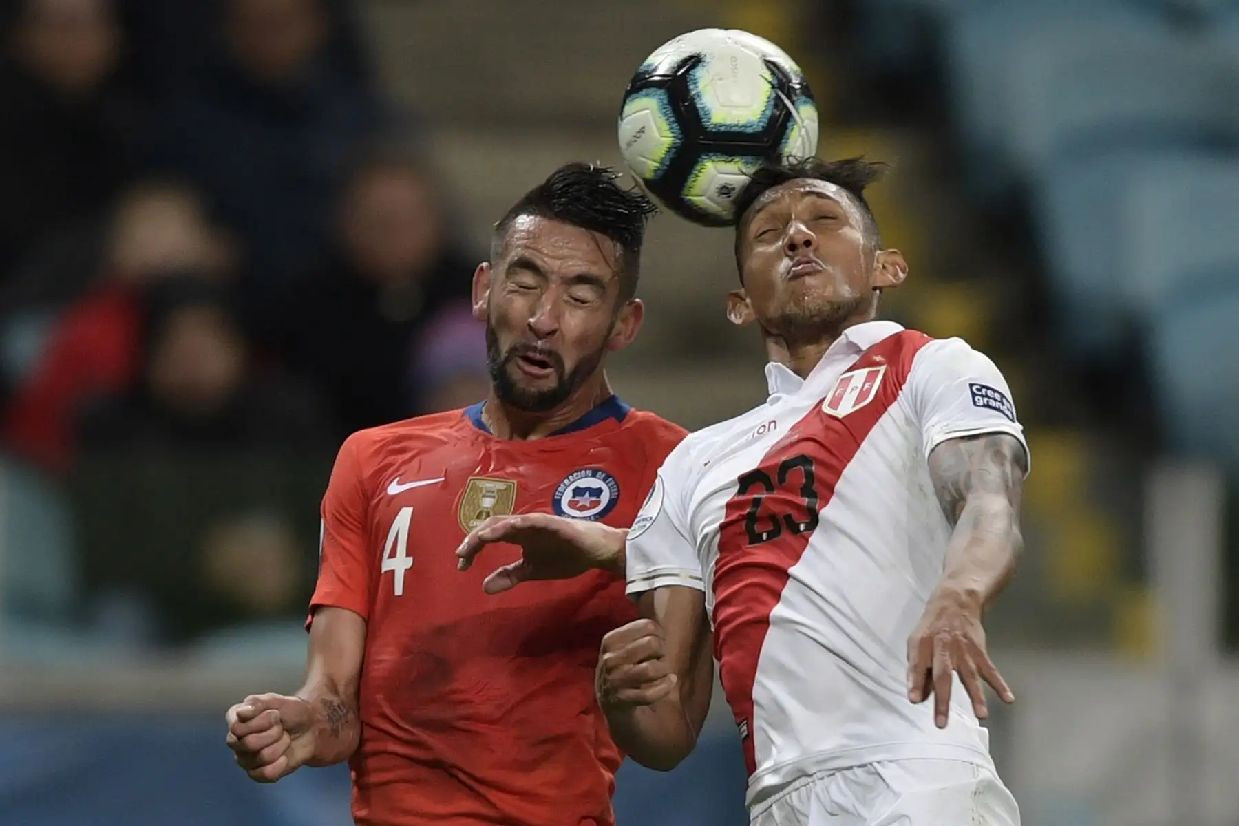 El chileno Mauricio Isla y el peruano Christofer Gonzales encabezan el balón durante el partido de semifinales del torneo de fútbol de la Copa América en el Gremio Arena de Porto Alegre, Brasil, el 3 de julio de 2019.
Foto:  AFP