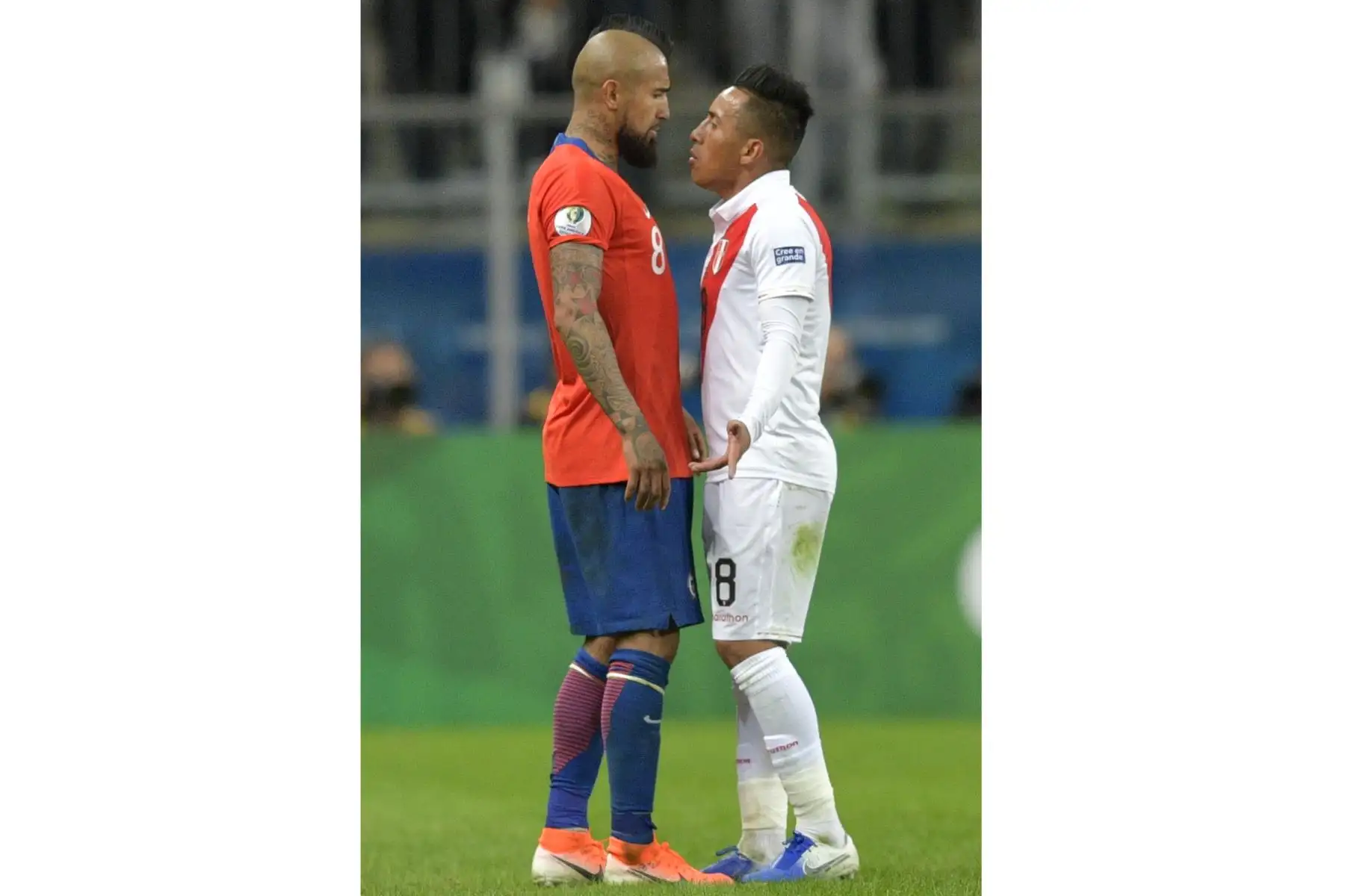 Arturo Vidal de Chile y Christian Cueva de Perú discuten durante el partido de semifinales del torneo de fútbol de la Copa América en el Gremio Arena en Porto Alegre, Brasil, el 3 de julio de 2019.
Foto: AFP