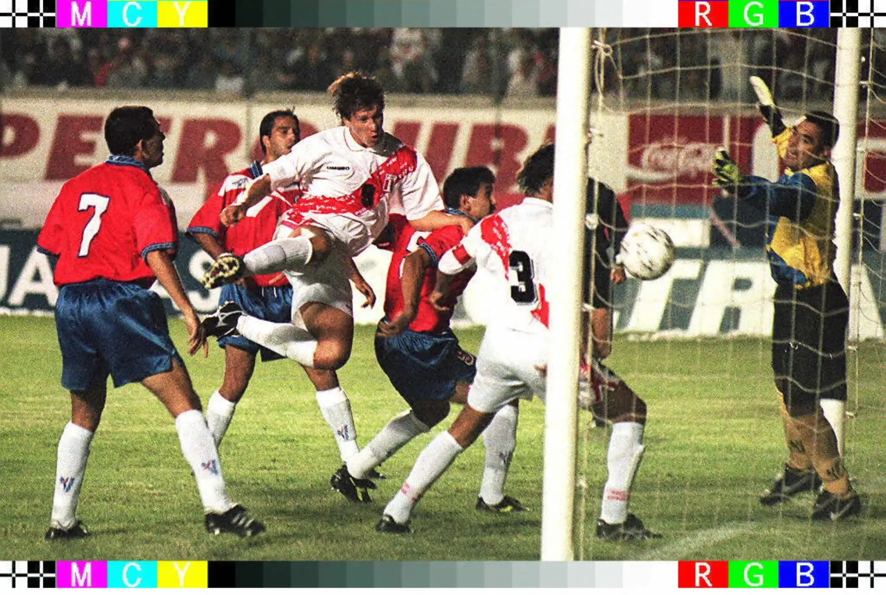 Flavio Maestri de Perú cabecea balón en la red durante la acción de la primera mitad en su partido de clasificación para la Copa Mundial de fútbol contra Chile en Lima el 12 de enero de 1997.
Foto: AFP