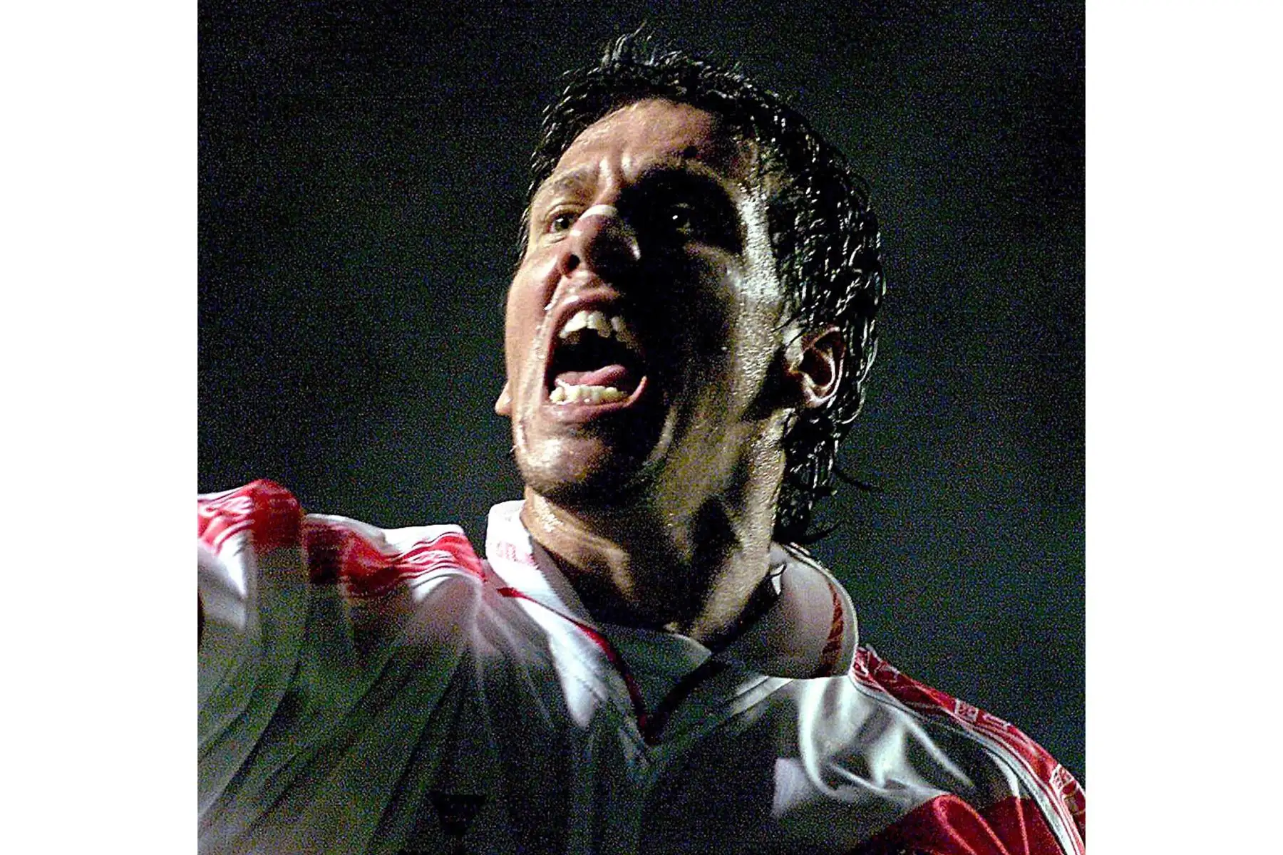 Flavio Maestri de Perú celebra su gol contra Chile el 27 de marzo de 2001, durante el partido de clasificación para la Copa Mundial Japón-Corea 2002 en el Estadio Nacional de Lima. 
Foto: AFP