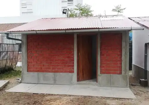 El Ministerio de Vivienda, Construcción y Saneamiento (MVCS) entregó dos prototipos de viviendas bioclimáticas Sumaq Wasi a la Pontificia Universidad Católica del Perú (PUCP) para que, de manera conjunta, ambas instituciones desarrollen el diseño y las pruebas orientadas a implementar la tecnología del sistema CAT (Captador, Acumulador y Transferencia) en estas viviendas. ANDINA/Difusión