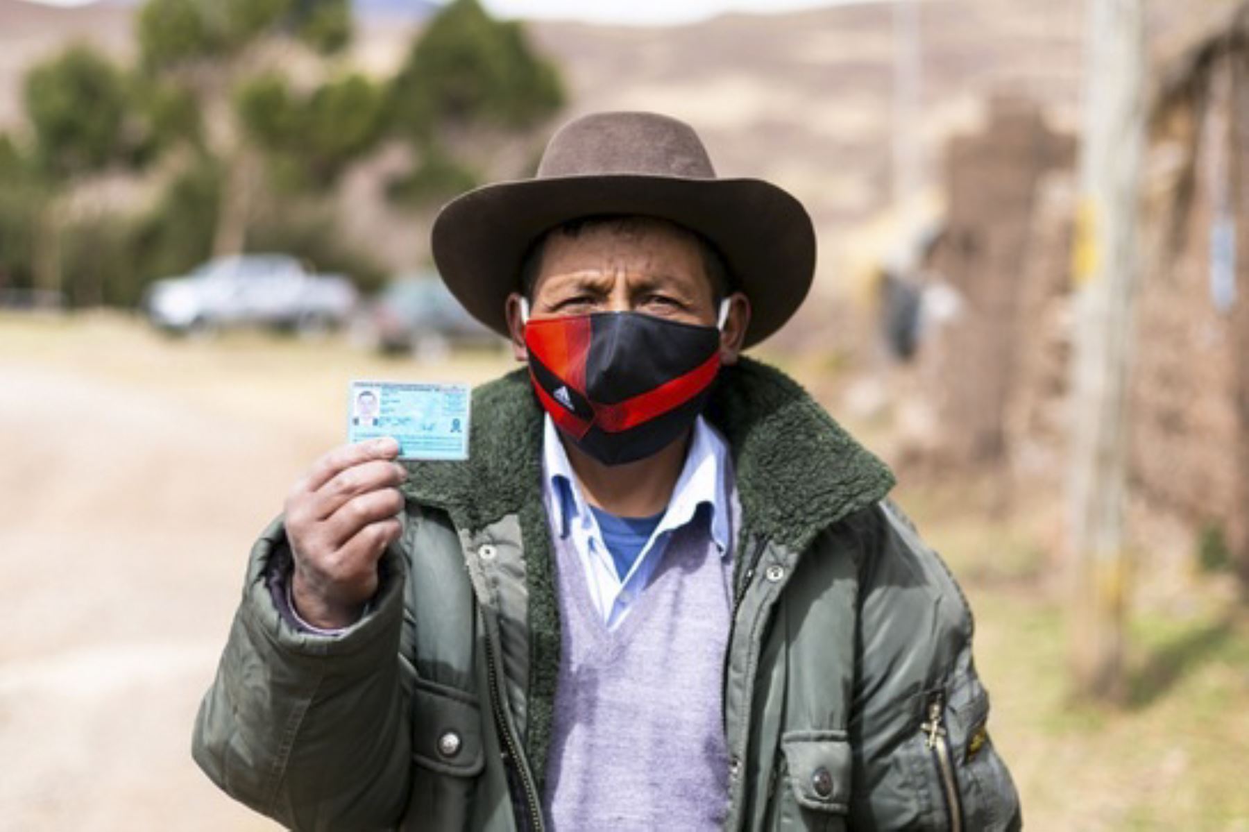El criador de alpacas Abilio Ramos Taipe, en las alturas de la región Ayacucho, destinará recursos de su bono para el negocio familiar. Foto: ANDINA/Difusión