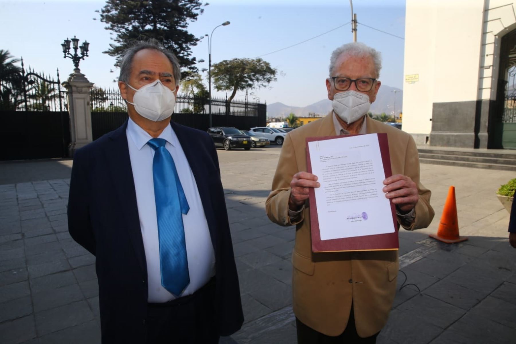 Presidente Miguel Merino presenta la solicitud de licencia a su militancia partidaria al partido político Acción Popular, quien estuvo representado por su secretario general Alan Kessel del Rio. Foto: ANDINA/Prensa Presidencia