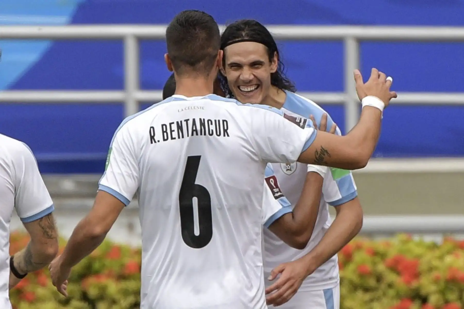 El uruguayo Edinson Cavani (R) celebra con su compañero Rodrigo Bentancur después de anotar contra Colombia durante su partido de fútbol a puertas cerradas clasificatorio sudamericano para la Copa Mundial de la FIFA 2022 en el Estadio Metropolitano de Barranquilla, Colombia. Foto: AFP