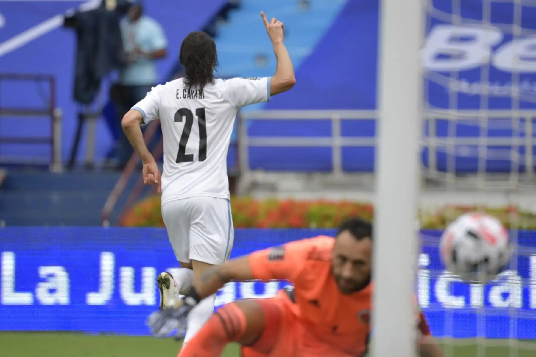 El uruguayo Edinson Cavani (R) celebra después de anotar contra Colombia durante su partido de fútbol a puertas cerradas clasificatorio sudamericano para la Copa Mundial de la FIFA 2022 en el Estadio Metropolitano de Barranquilla, Colombia