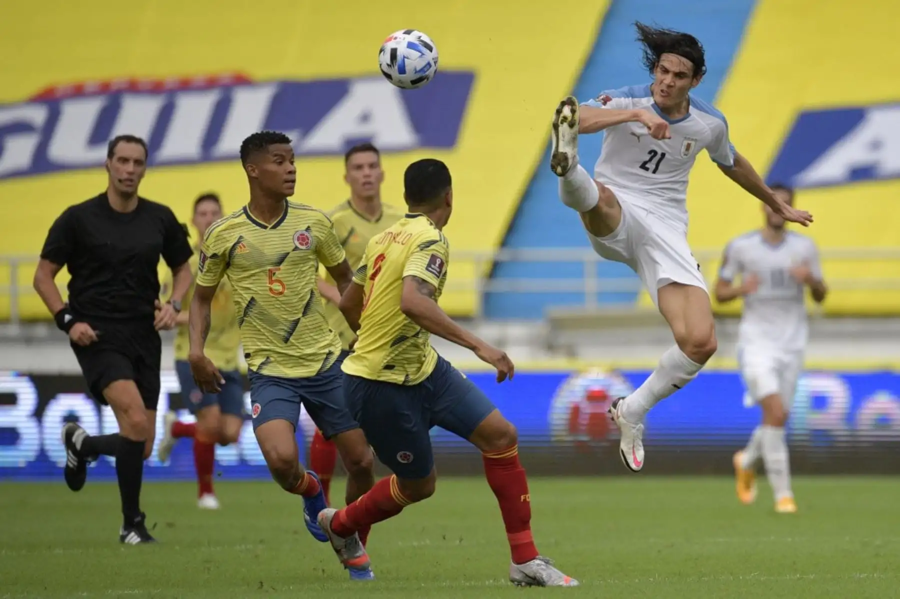 El uruguayo Edinson Cavani golpea el balón en el aire durante el partido de fútbol a puertas cerradas clasificatorio sudamericano para la Copa Mundial de la FIFA 2022 contra Colombia en el Estadio Metropolitano de Barranquilla, Colombia. Foto: AFP