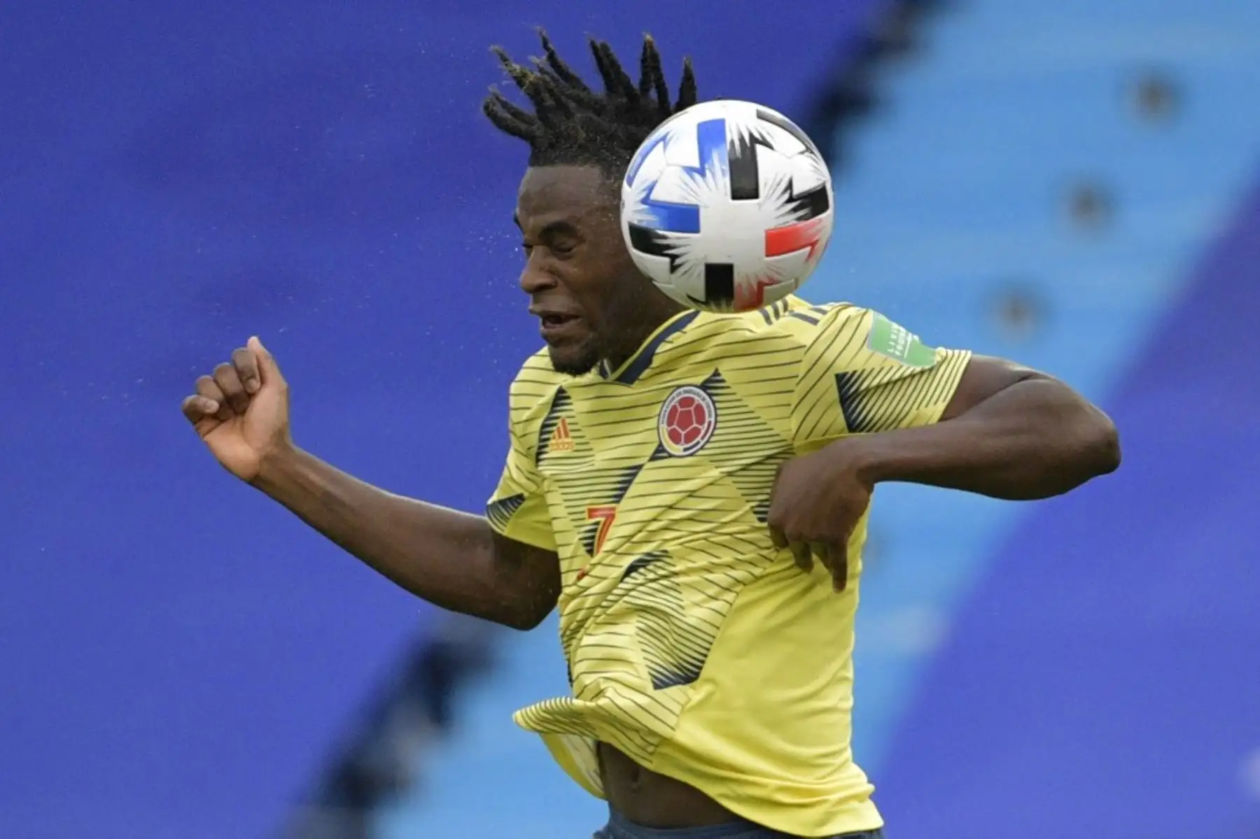 Duvan Zapata de Colombia cabecea el balón durante el partido de fútbol a puerta cerrada clasificatorio sudamericano para la Copa Mundial de la FIFA 2022 contra Uruguay en el Estadio Metropolitano de Barranquilla, Colombia. Foto: AFP