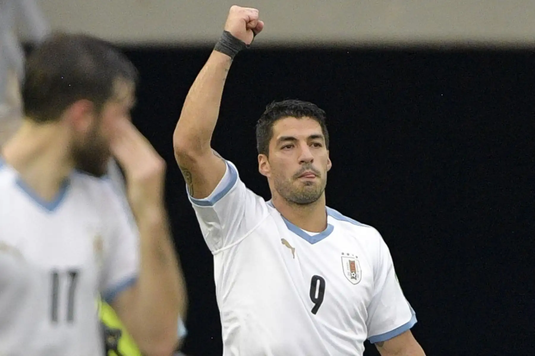 El uruguayo Luis Suárez celebra tras anotar un penalti contra Colombia durante el partido de fútbol a puertas cerradas clasificatorio sudamericano para la Copa Mundial de la FIFA 2022 en el Estadio Metropolitano de Barranquilla, Colombia. Foto: AFP