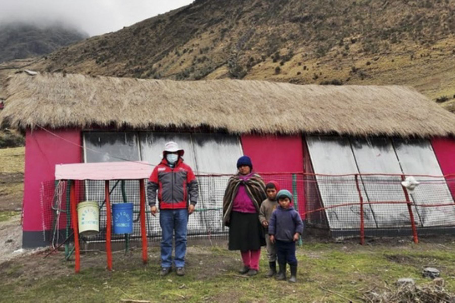 Habitantes de Tintay Puncu, distrito ubicado a 3,939 metros de altitud y a 7 horas de viaje por carretera desde la ciudad de Huancavelica, estarán protegidos de bajas temperaturas. Foto: ANDINA/Difusión