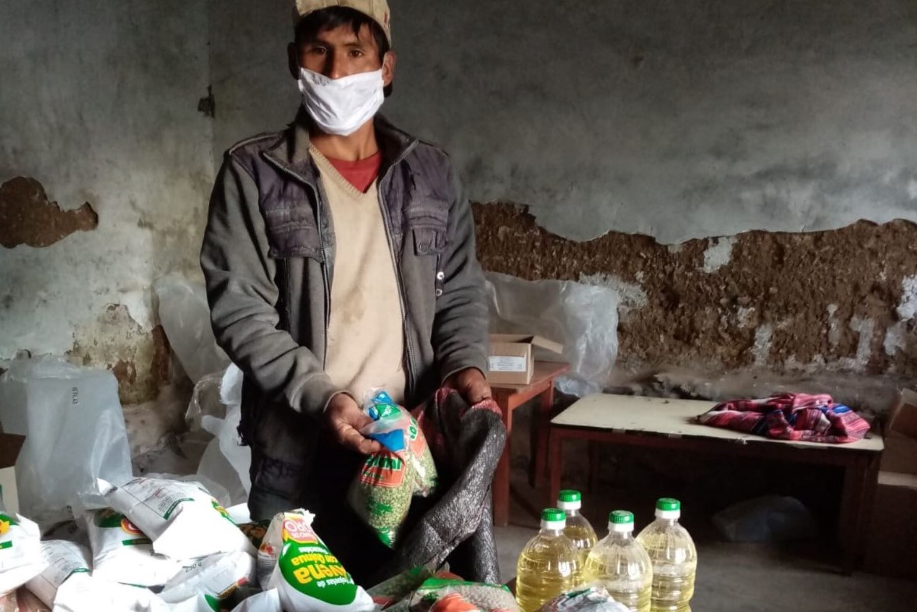 Poblador de una comunidad originaria en la región Huancavelica recibe apoyo alimentario gestionado por el Ministerio de Cultura.