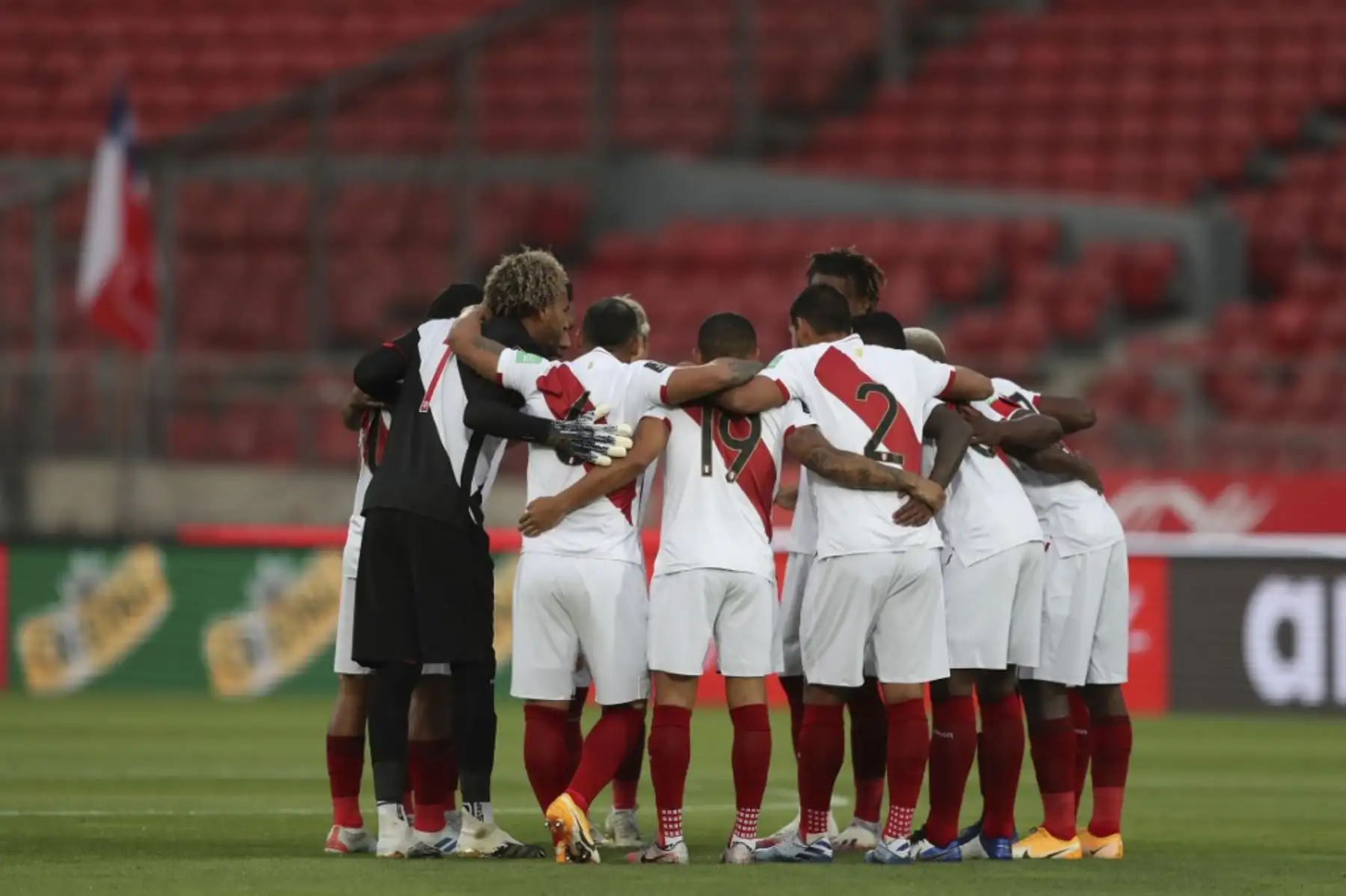 Los jugadores de Perú se reúnen antes del inicio del partido de fútbol a puertas cerradas clasificatorio sudamericano para la Copa Mundial de la FIFA 2022 contra Chile en el Estadio Nacional de Santiago. Foto: AFP
