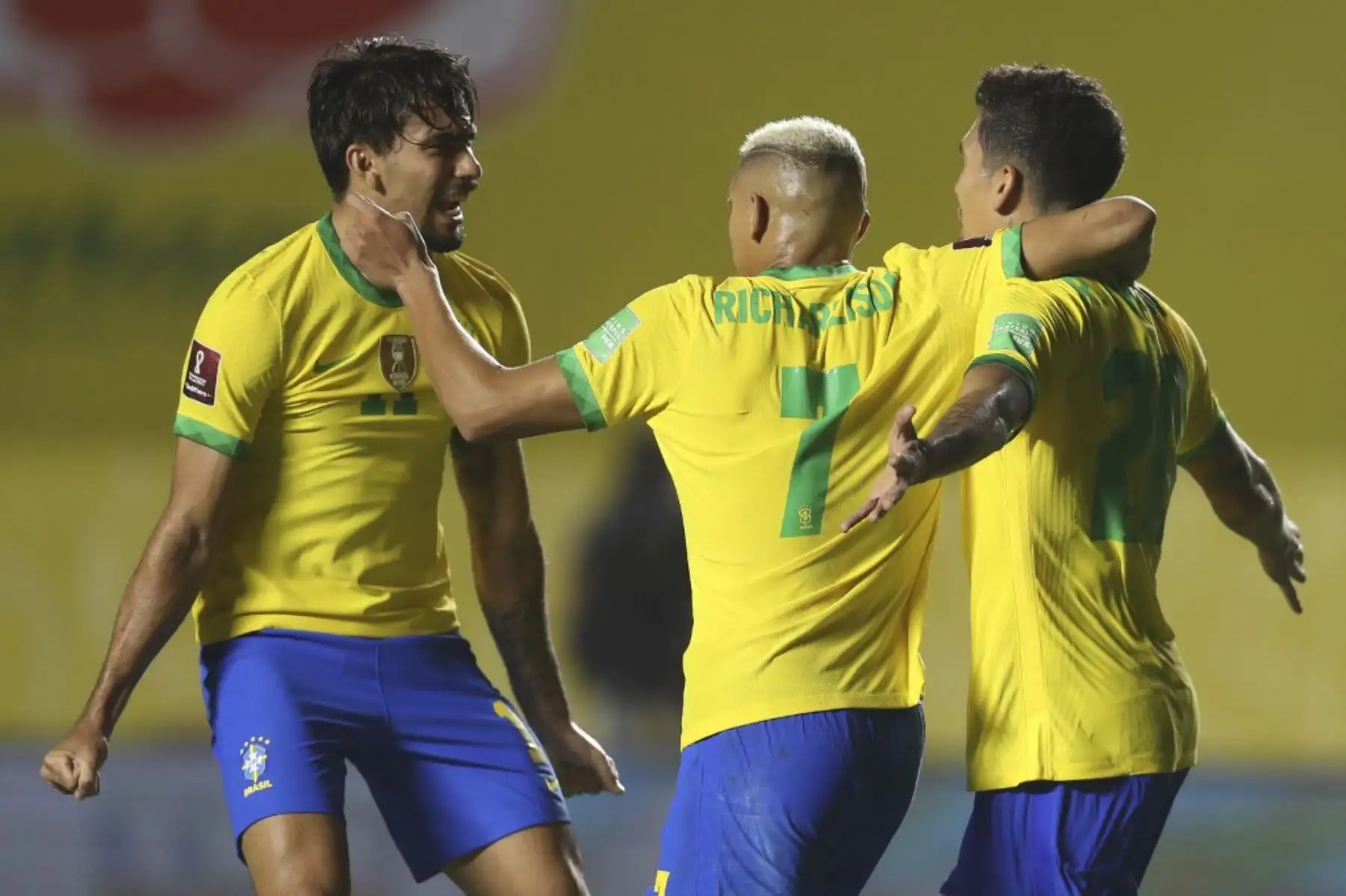 El brasileño Roberto Firmino (R) celebra con sus compañeros Lucas Paqueta (L) y Richarlison después de anotar contra Venezuela durante su partido de fútbol a puertas cerradas clasificatorio sudamericano para la Copa Mundial de la FIFA 2022 en el Estadio Morumbi en Sao Paulo, Brasil. Foto: AFP