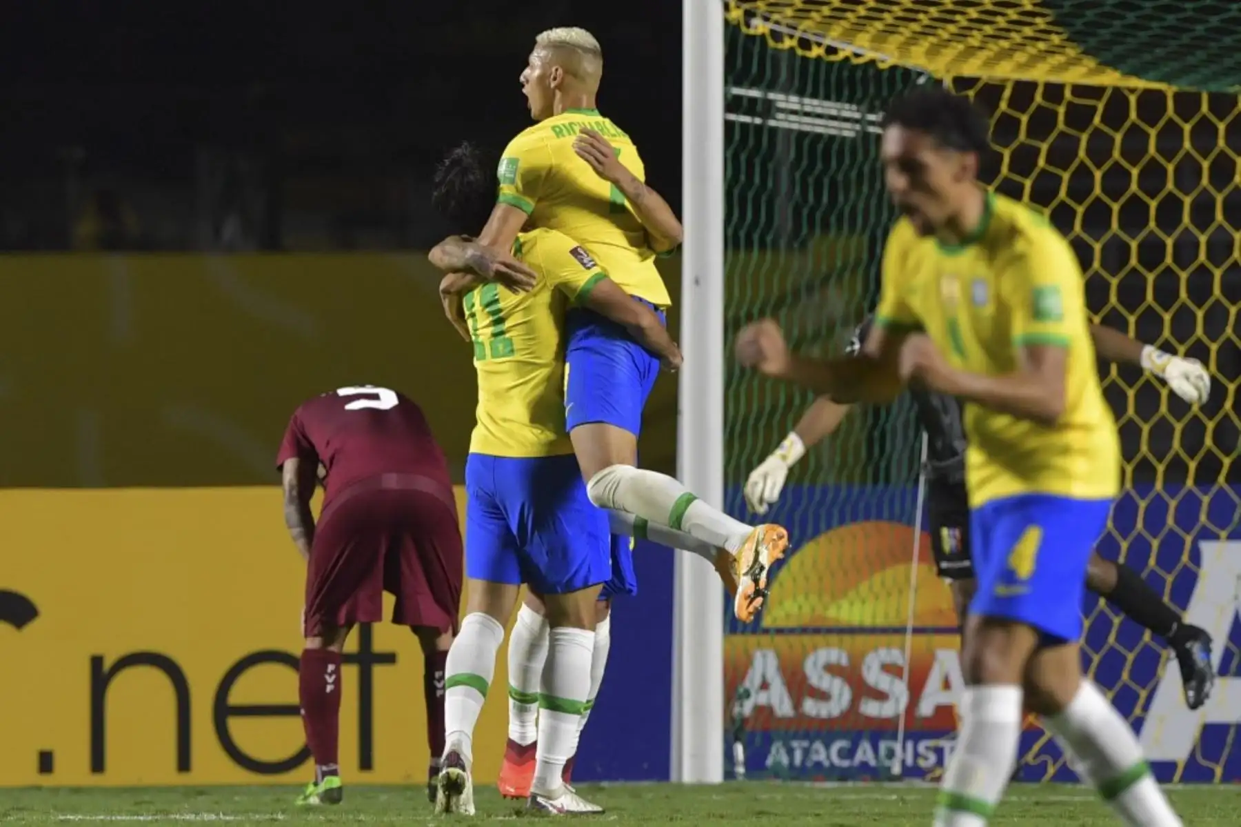 Lucas Paqueta y Richarlison de Brasil celebran con su compañero Roberto Firmino (cubierto) después de que anotó contra Venezuela durante el partido de fútbol a puertas cerradas clasificatorio sudamericano para la Copa Mundial de la FIFA 2022 en el Estadio Morumbi en Sao Paulo, Brasil. Foto: AFP
