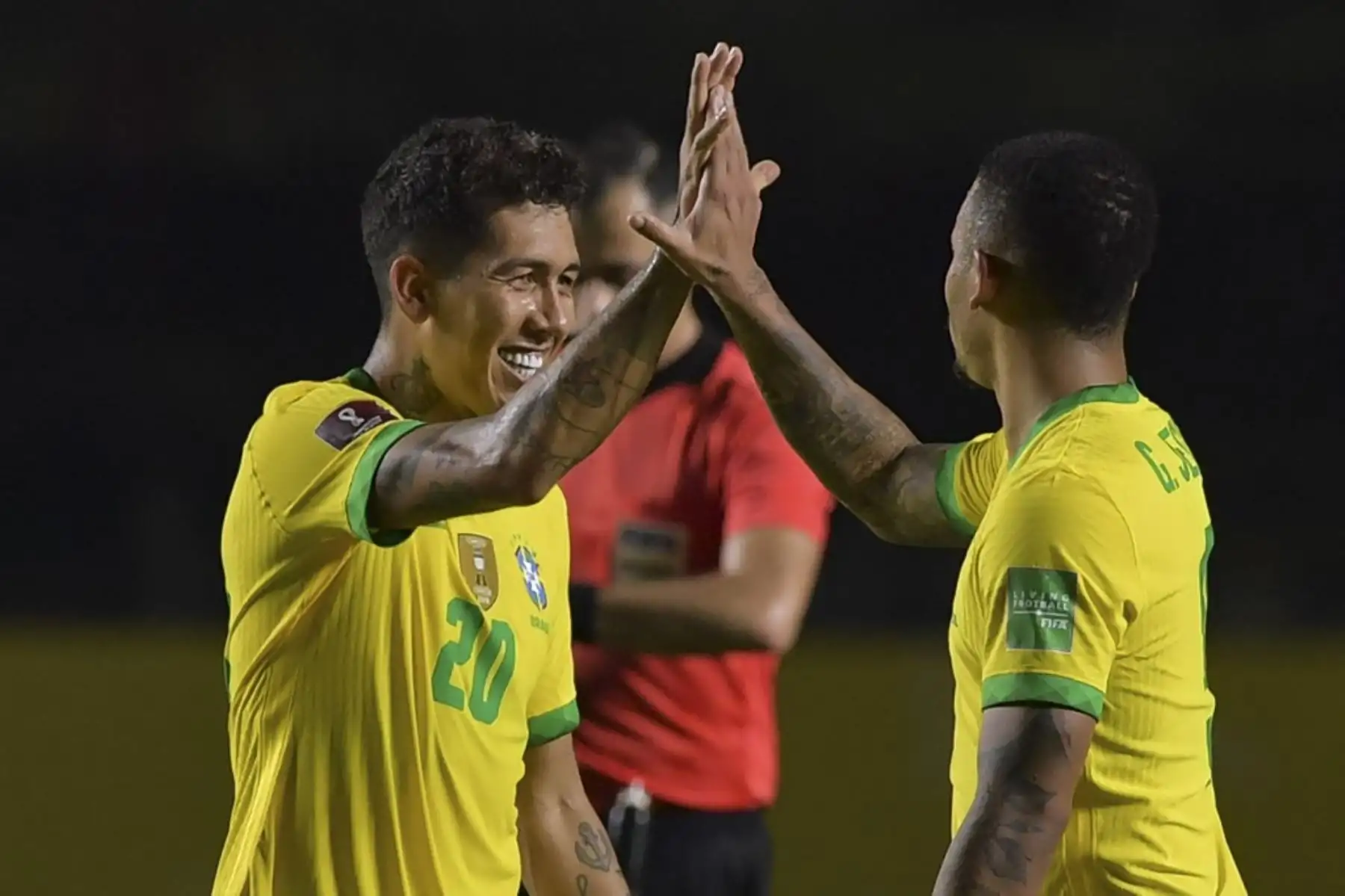 El brasileño Roberto Firmino (izq.) celebra con su compañero Gabriel Jesus después de anotar contra Venezuela durante su partido de fútbol a puertas cerradas clasificatorio sudamericano para la Copa Mundial de la FIFA 2022 en el estadio Morumbi de Sao Paulo, Brasil. Foto: AFP