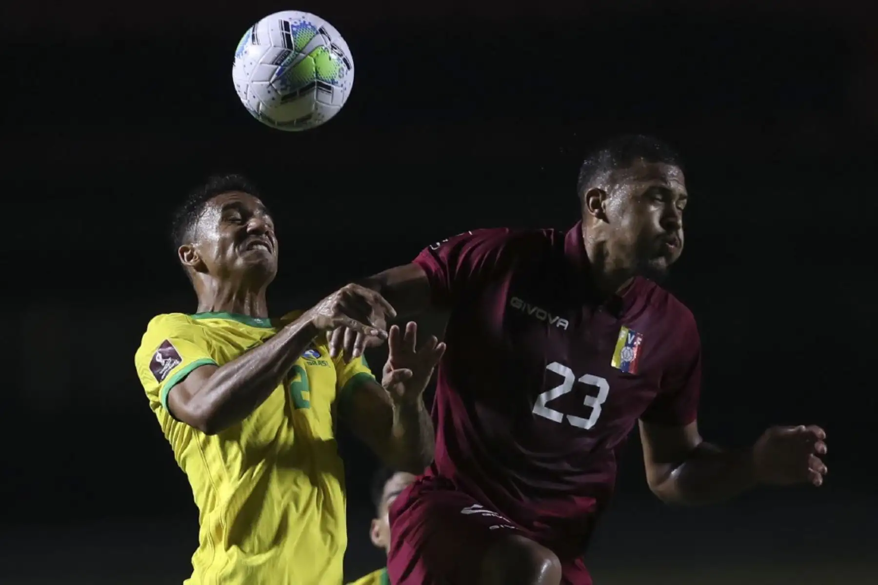 El brasileño Danilo (izq.) y el venezolano Salomon Rondon compiten por el balón durante su partido de fútbol a puerta cerrada clasificatorio sudamericano para la Copa Mundial de la FIFA 2022 en el estadio Morumbi en Sao Paulo, Brasil. Foto: AFP