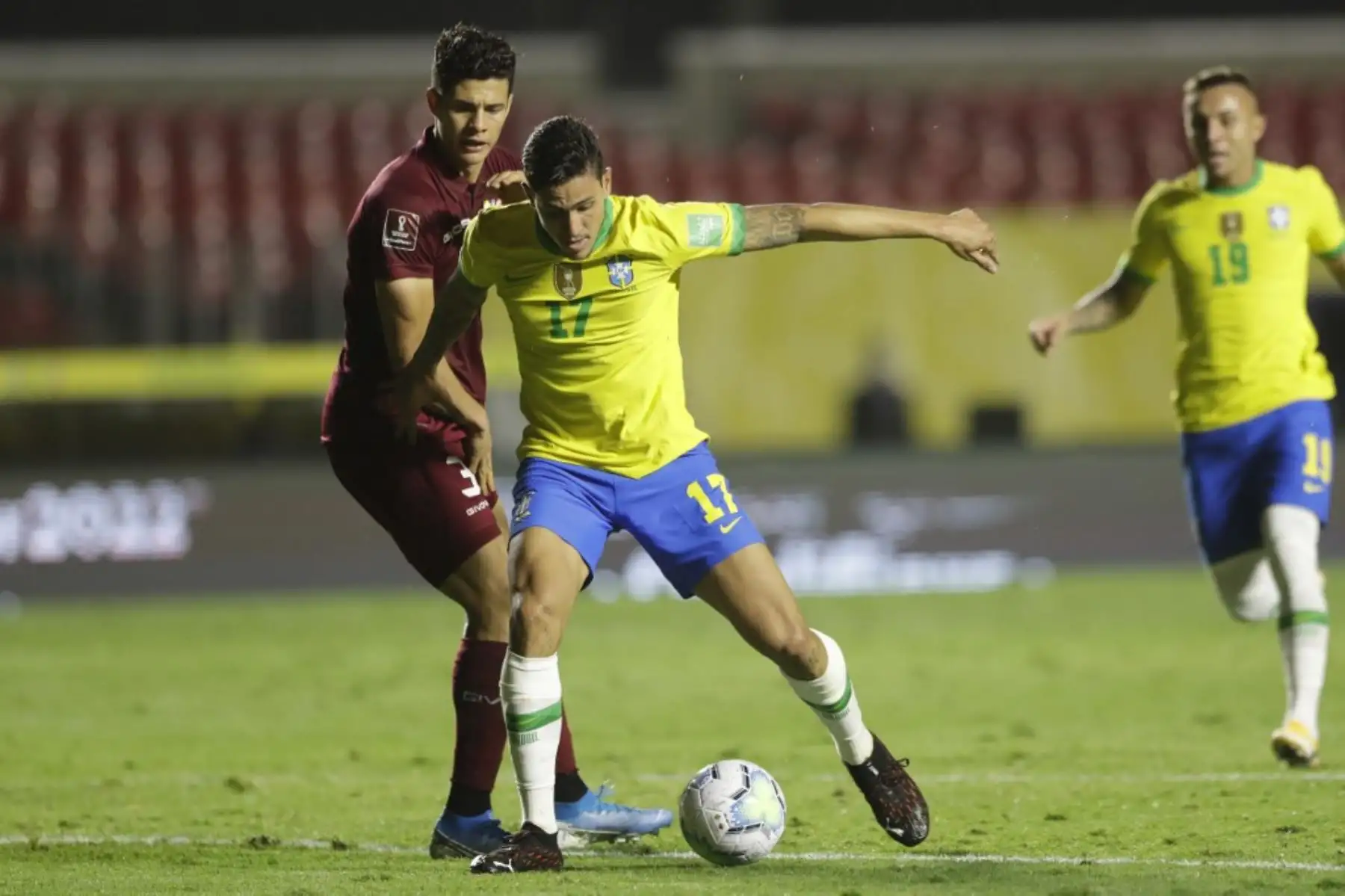El venezolano Yordan Osorio (izq.) y el brasileño Pedro compiten por el balón durante su partido de fútbol a puerta cerrada clasificatorio sudamericano para la Copa Mundial de la FIFA 2022 en el Estadio Morumbi en Sao Paulo, Brasil. Foto: AFP