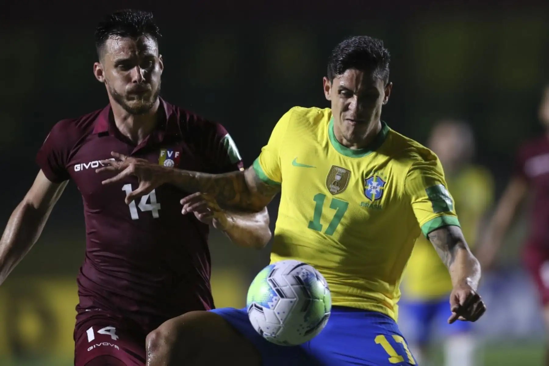 El venezolano Luis Del Pino Mago (izq.) y el brasileño Pedro compiten por el balón durante su partido de fútbol a puerta cerrada clasificatorio sudamericano para la Copa Mundial de la FIFA 2022 en el Estadio Morumbi en Sao Paulo, Brasil. Foto: AFP