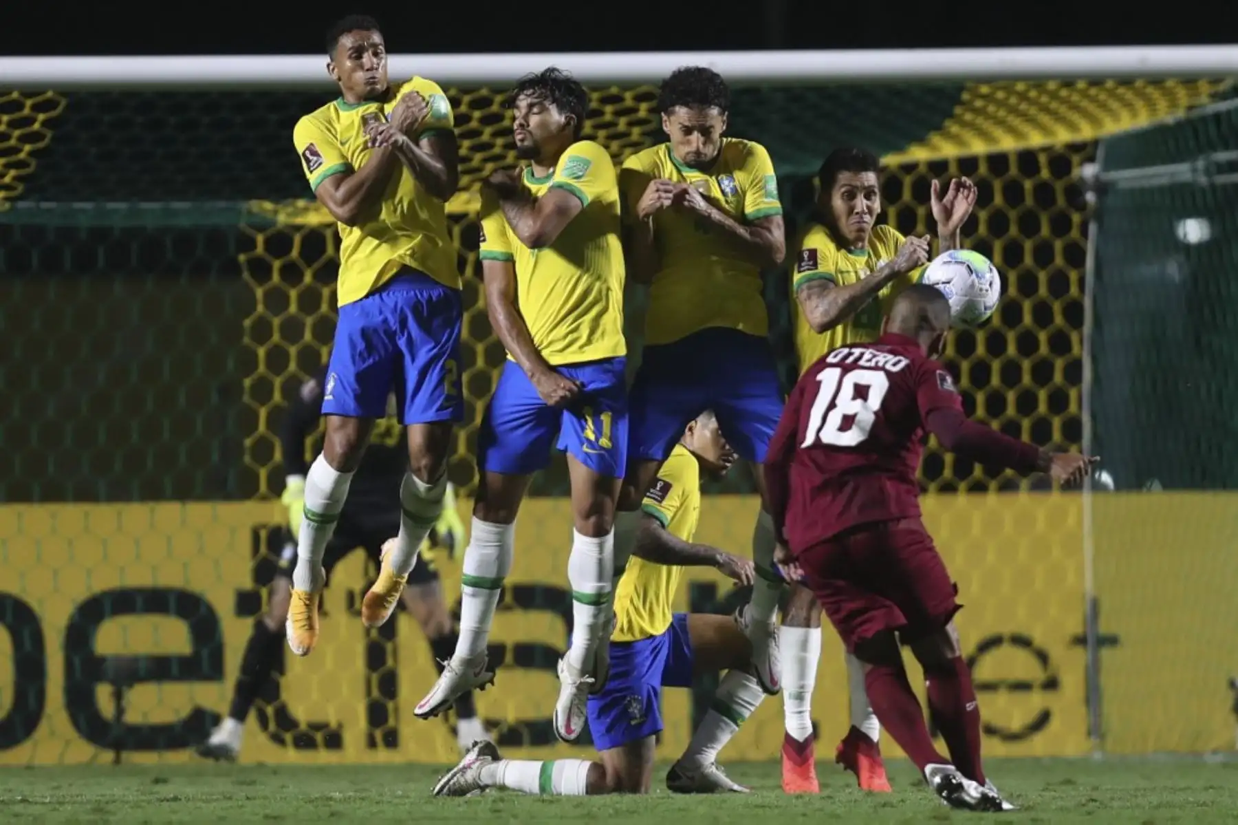 Rómulo Otero de Venezuela lanza un tiro libre contra Brasil durante su partido de fútbol a puerta cerrada clasificatorio sudamericano para la Copa Mundial de la FIFA 2022 en el Estadio Morumbi en Sao Paulo, Brasil. Foto: AFP