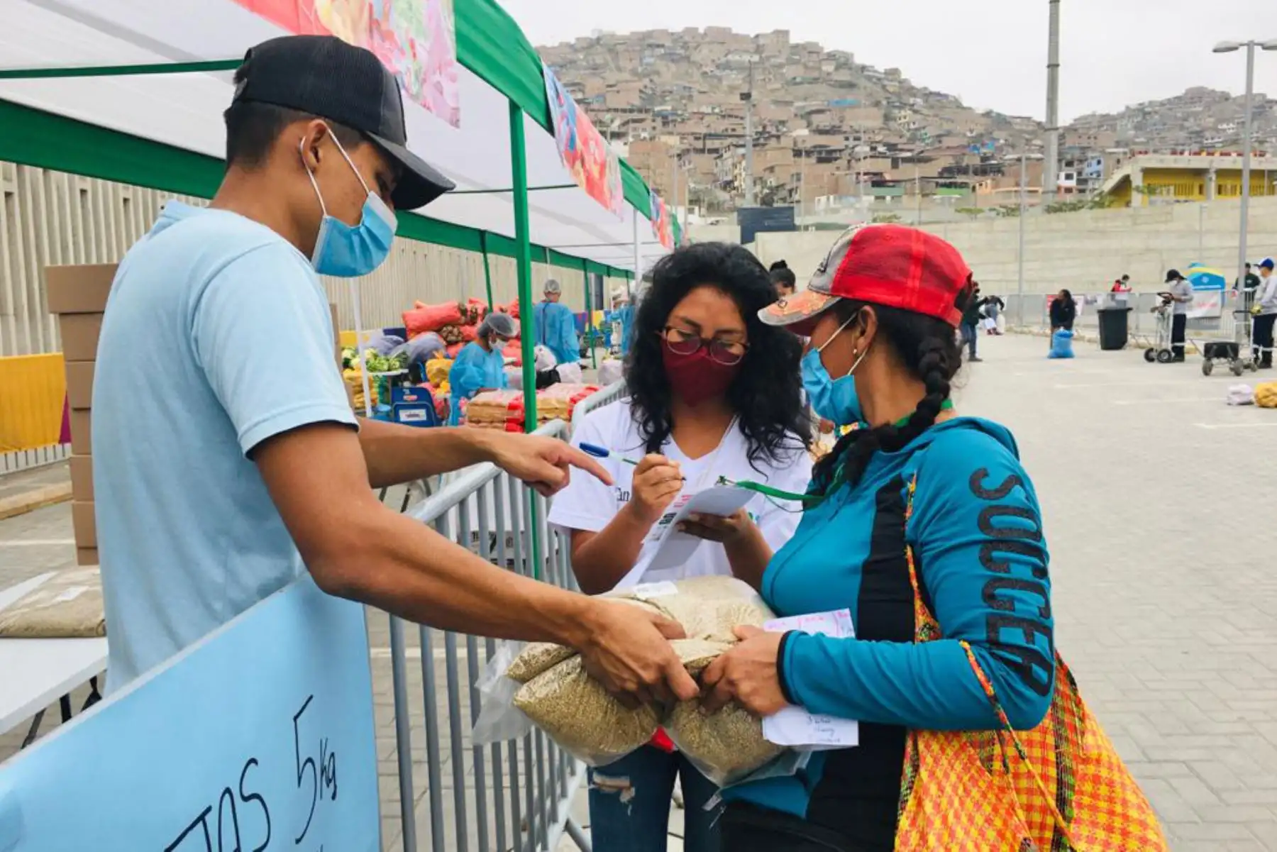 Más de 9000 familias de bajos recursos y 80 ollas comunes fueron beneficiadas con alimentos de primera necesidad a precios subsidiados en más del 50% gracias a las ediciones solidarias de los Mercados Minagri de la Chacra a la Olla. Foto: ANDINA/Minagri