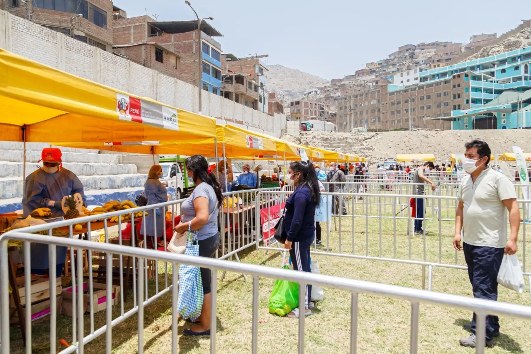 Más de 9000 familias de bajos recursos y 80 ollas comunes fueron beneficiadas con alimentos de primera necesidad a precios subsidiados en más del 50% gracias a las ediciones solidarias de los Mercados Minagri de la Chacra a la Olla. Foto: ANDINA/Minagri