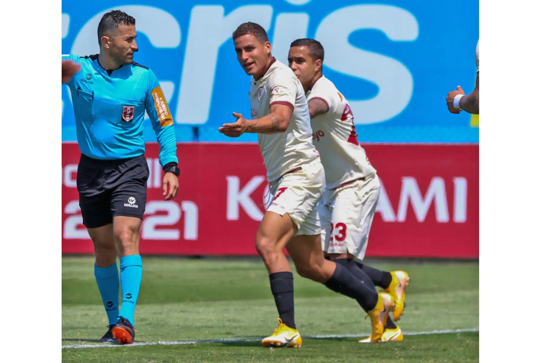 Alexander Succar de Universitario celebra tras anotar un gol ante San Martín por la sexta jornada de la fase 2 de la Liga 1, en el estadio Alberto Gallardo. Foto: ANDINA/Difusión