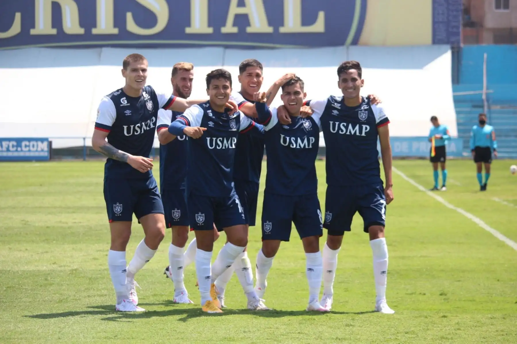 Jordan Guivin de San Martín celebra junto a sus compañeros de equipo tras anotar ante Universitario por la sexta jornada de la fase 2 de la Liga 1, en el estadio Alberto Gallardo. Foto: ANDINA/Difusión