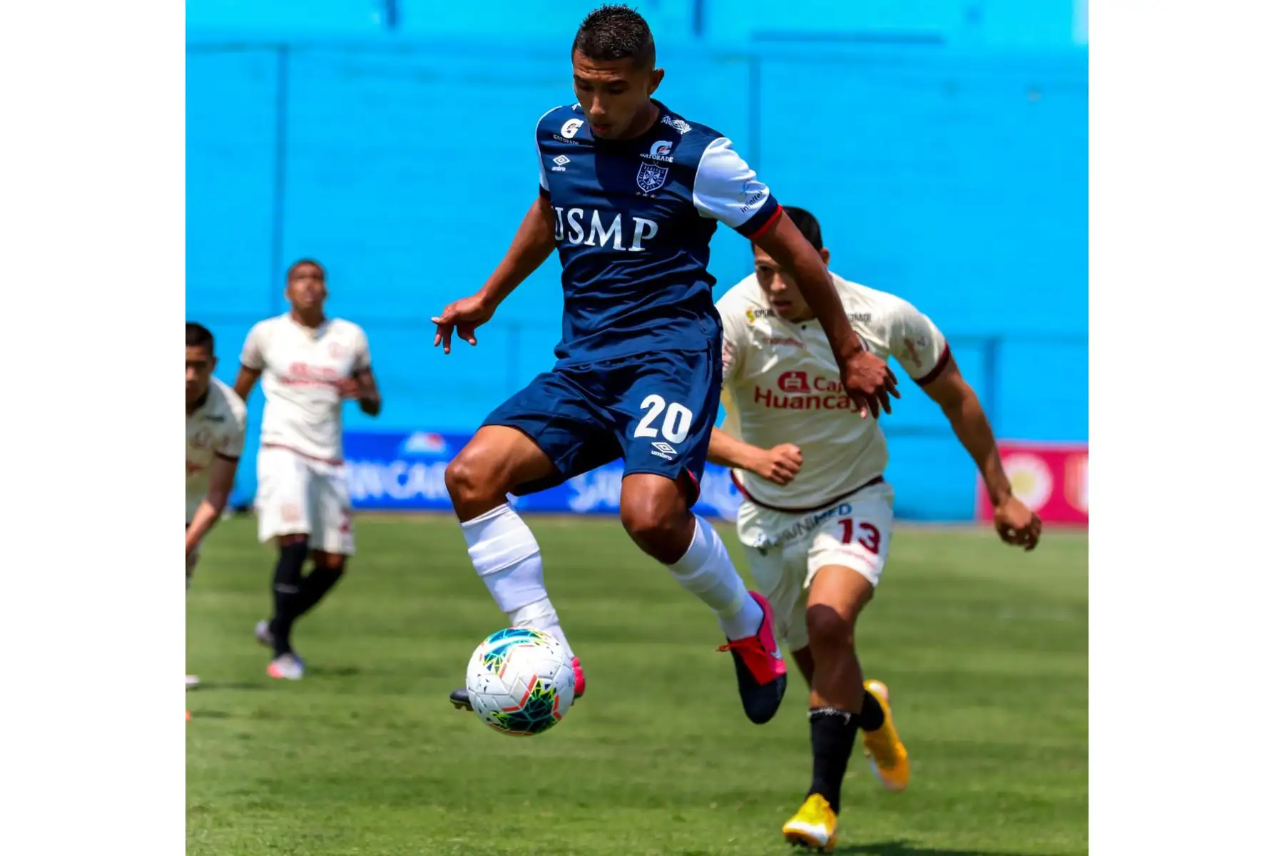Y. Oliva de San Martín controla el balón durante partido ante Universitario por la sexta jornada de la fase 2 de la Liga 1, en el estadio Alberto Gallardo. Foto: Liga 1