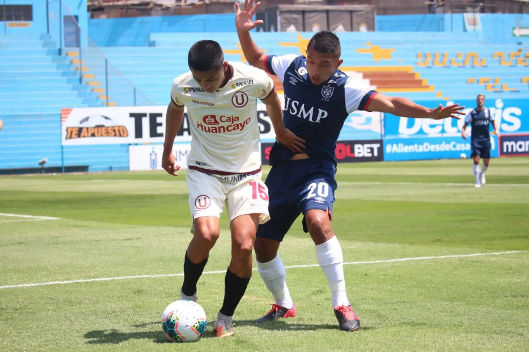 Y. Oliva de San Martín se enfrenta por el balón ante la marca de J. Zevallos durante partido por la sexta jornada de la fase 2, en el estadio Alberto Gallardo. Foto: Liga 1