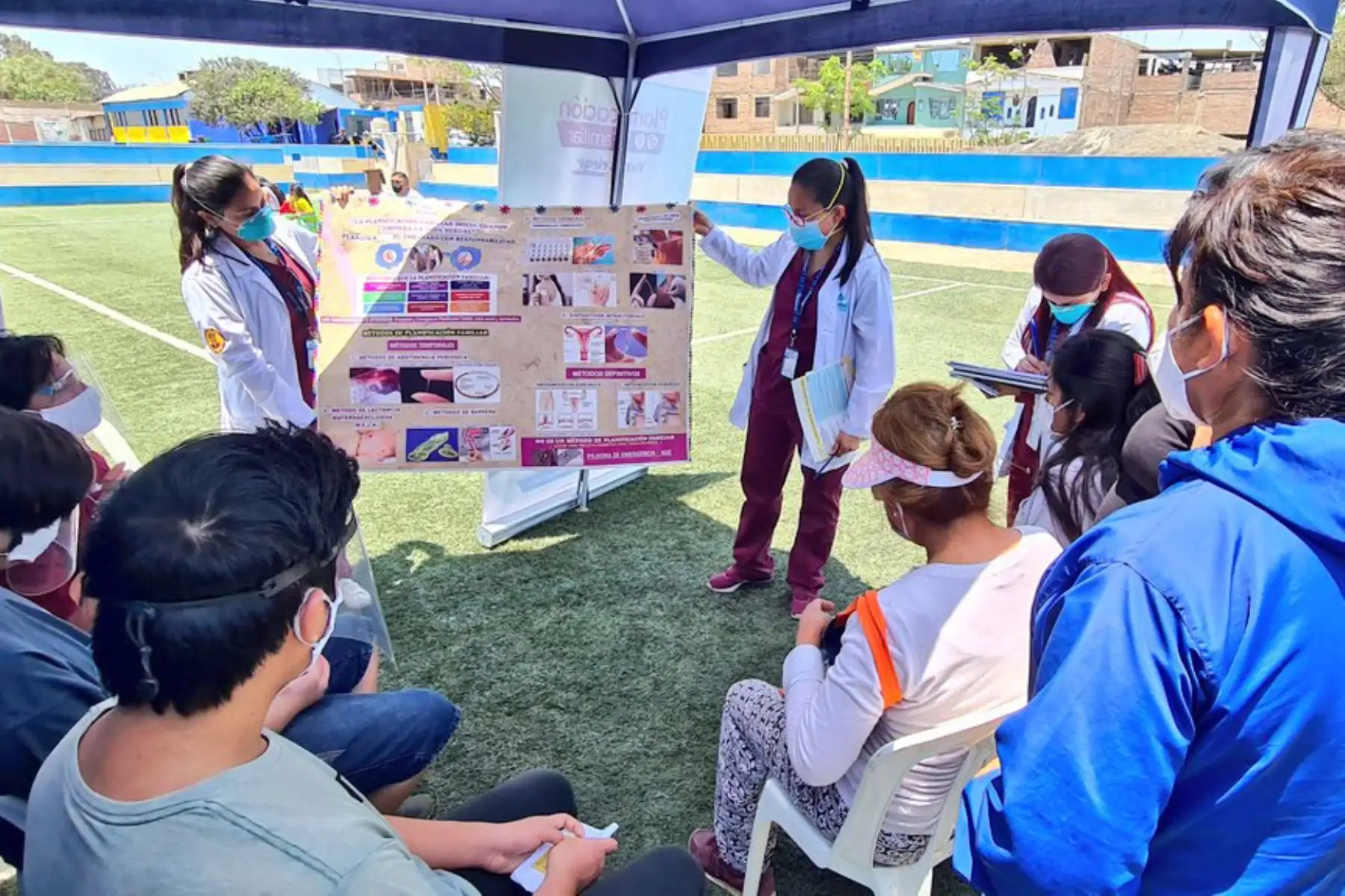 EsSalud promueve la campaña de planificación familiar y salud sexual en el mini complejo del sexto sector en  Villa El Salvador.
Foto: EsSalud
