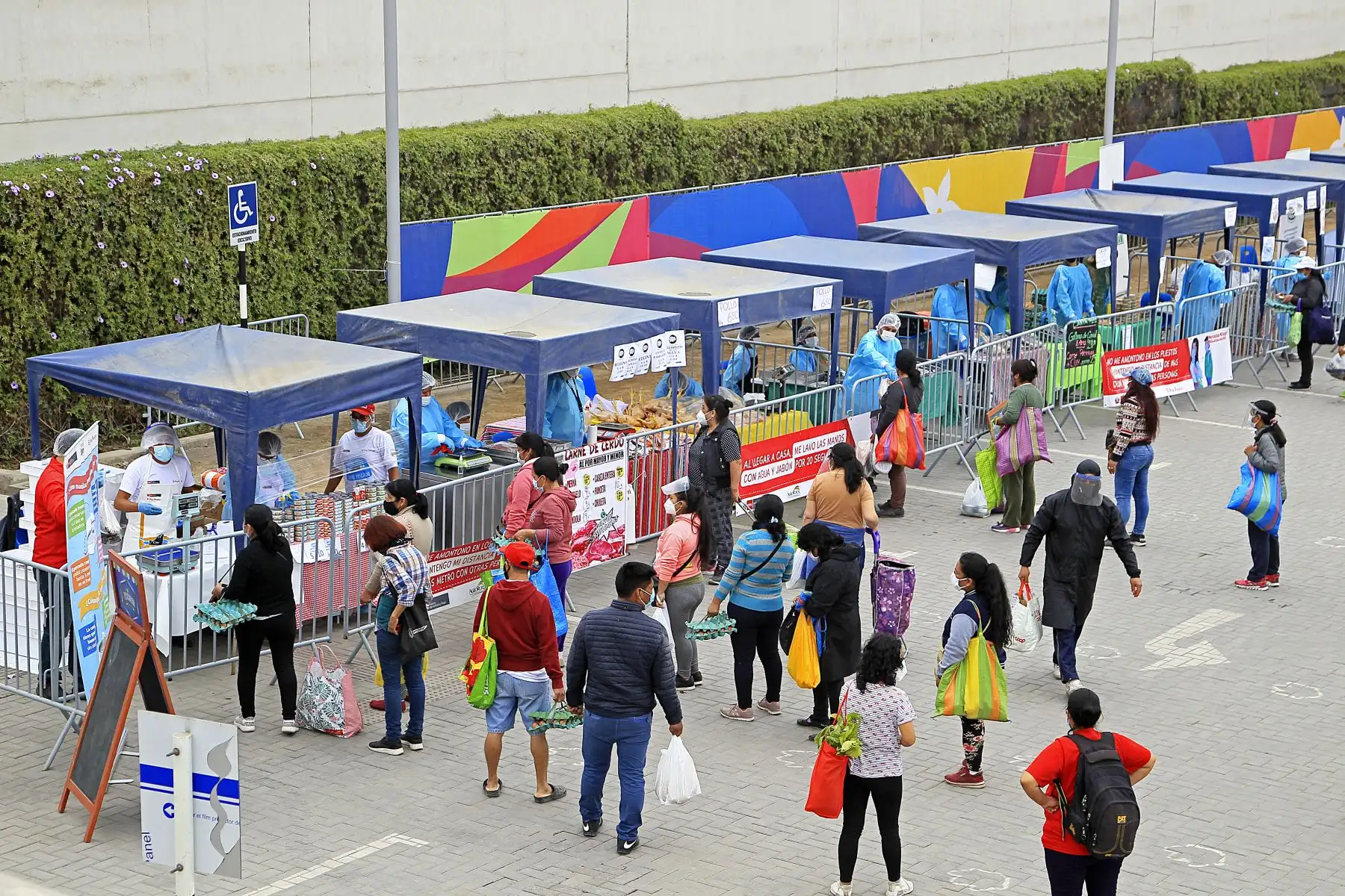 Proyecto Especial Legado Juegos Panamericanos y Parapanamericanos presta sus instalaciones de la sede del Complejo Deportivo Andrés Avelino Cáceres, en Villa María del Triunfo, al Mercado Solidario Itinerante.
Foto: LEGADO Lima 2019