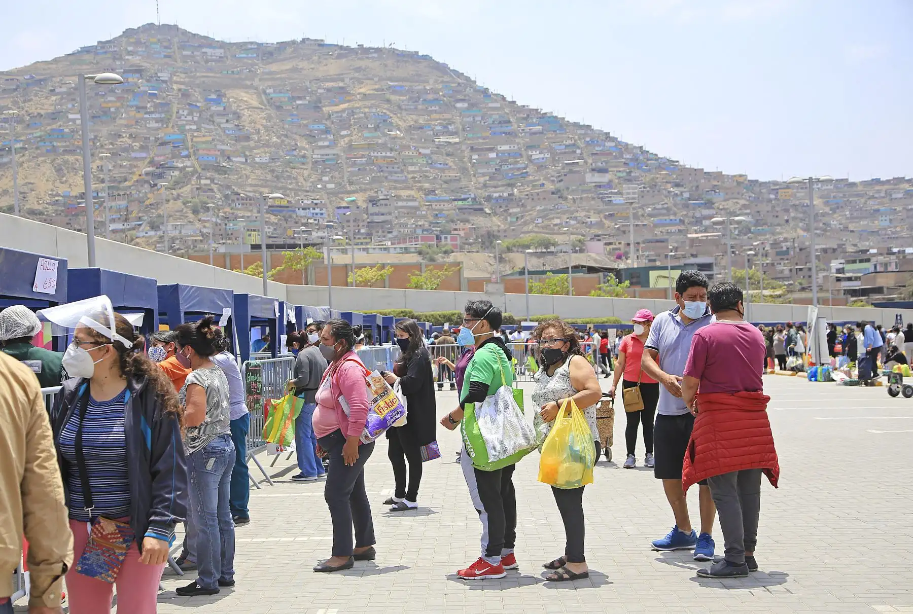 Proyecto Especial Legado Juegos Panamericanos y Parapanamericanos presta sus instalaciones de la sede del Complejo Deportivo Andrés Avelino Cáceres, en Villa María del Triunfo, al Mercado Solidario Itinerante.
Foto: LEGADO Lima 2019