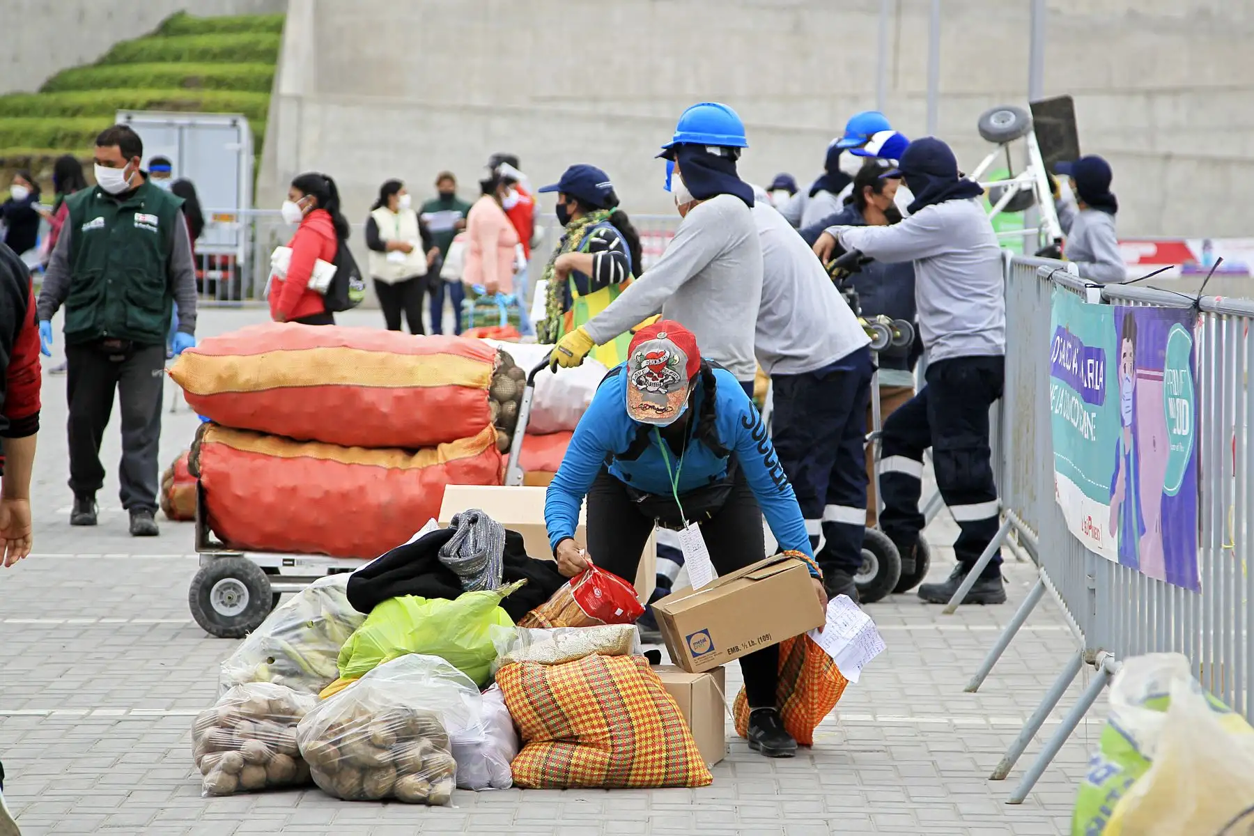 Hasta el momento se han beneficiado unas 5 mil familias que promueven 40 ollas comunes en las zonas de Nueva Esperanza, Nuevo Millenium y Tablada de Lurín; adquiriendo carnes, verduras, menestras, enlatados, lácteos, entre otros productos subsidiados desde el 50% al 80%.
Foto: LEGADO Lima 2019