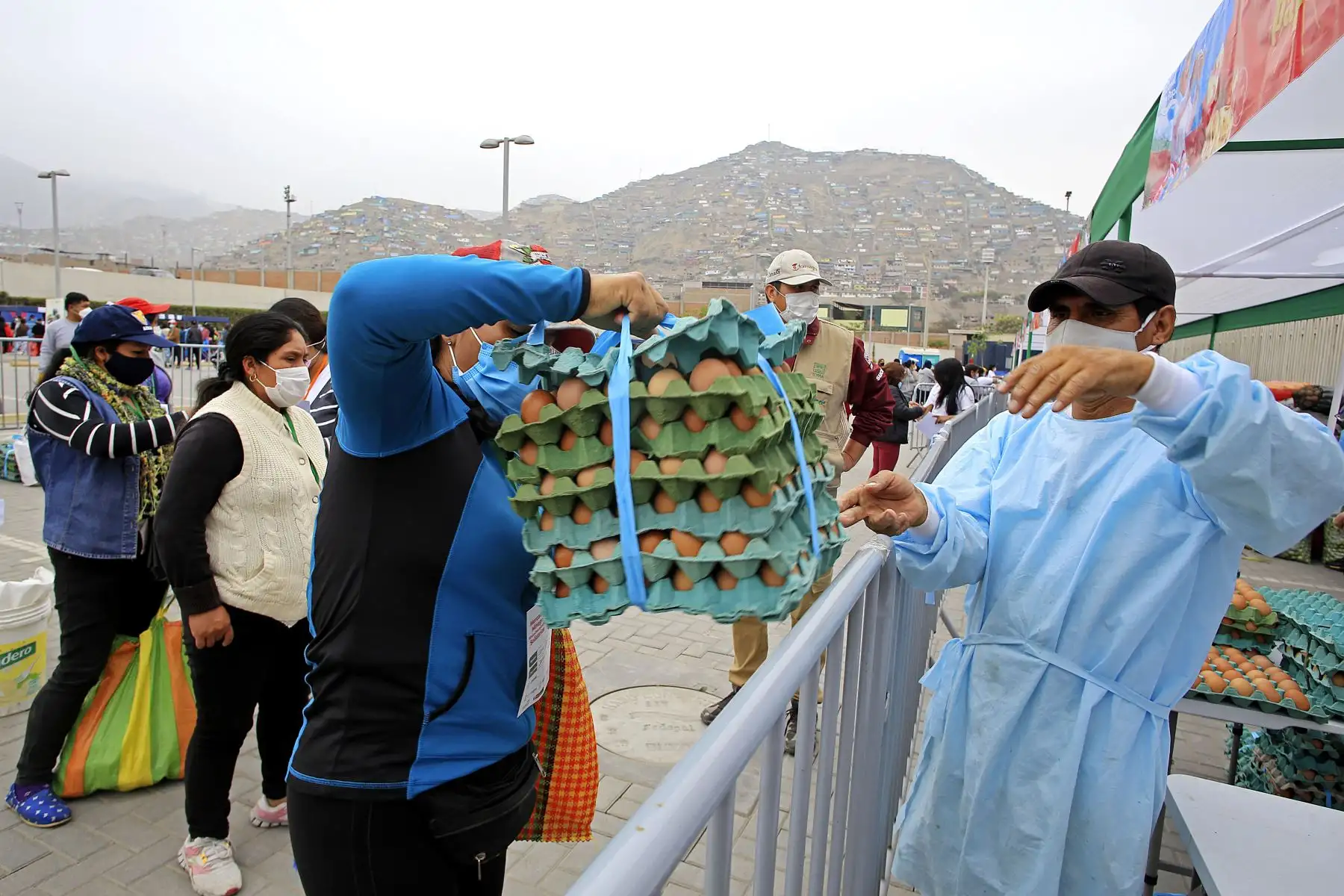 Hasta el momento se han beneficiado unas 5 mil familias que promueven 40 ollas comunes en las zonas de Nueva Esperanza, Nuevo Millenium y Tablada de Lurín; adquiriendo carnes, verduras, menestras, enlatados, lácteos, entre otros productos subsidiados desde el 50% al 80%.
Foto: LEGADO Lima 2019