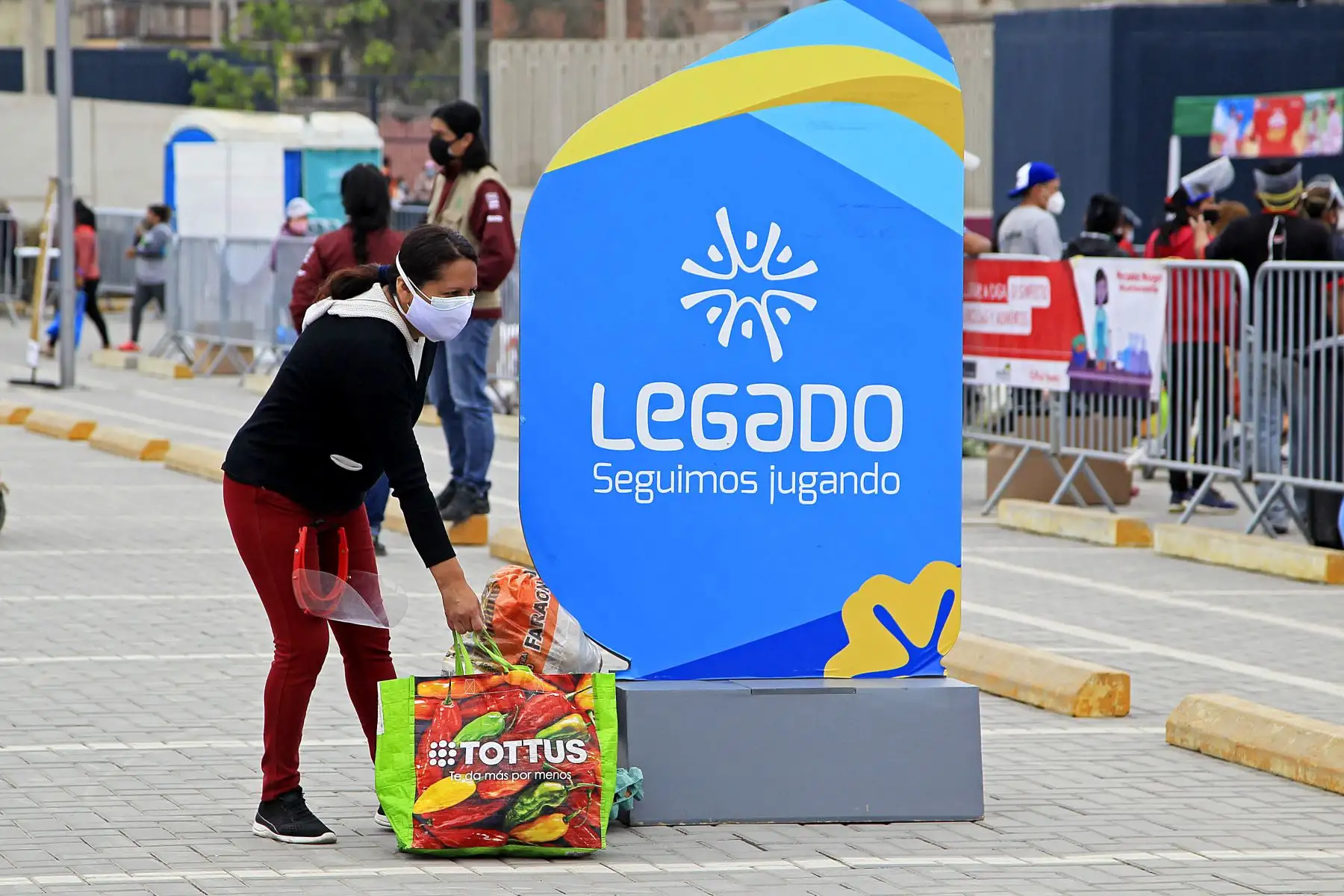 Proyecto Especial Legado Juegos Panamericanos y Parapanamericanos presta sus instalaciones de la sede del Complejo Deportivo Andrés Avelino Cáceres, en Villa María del Triunfo, al Mercado Solidario Itinerante.
Foto: LEGADO Lima 2019