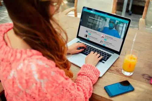 La plataforma cuenta con datos sobre el mercado, perfiles más demandados, test para la evaluación de fortalezas, cursos online gratuitos y accesos a portales de empleo.