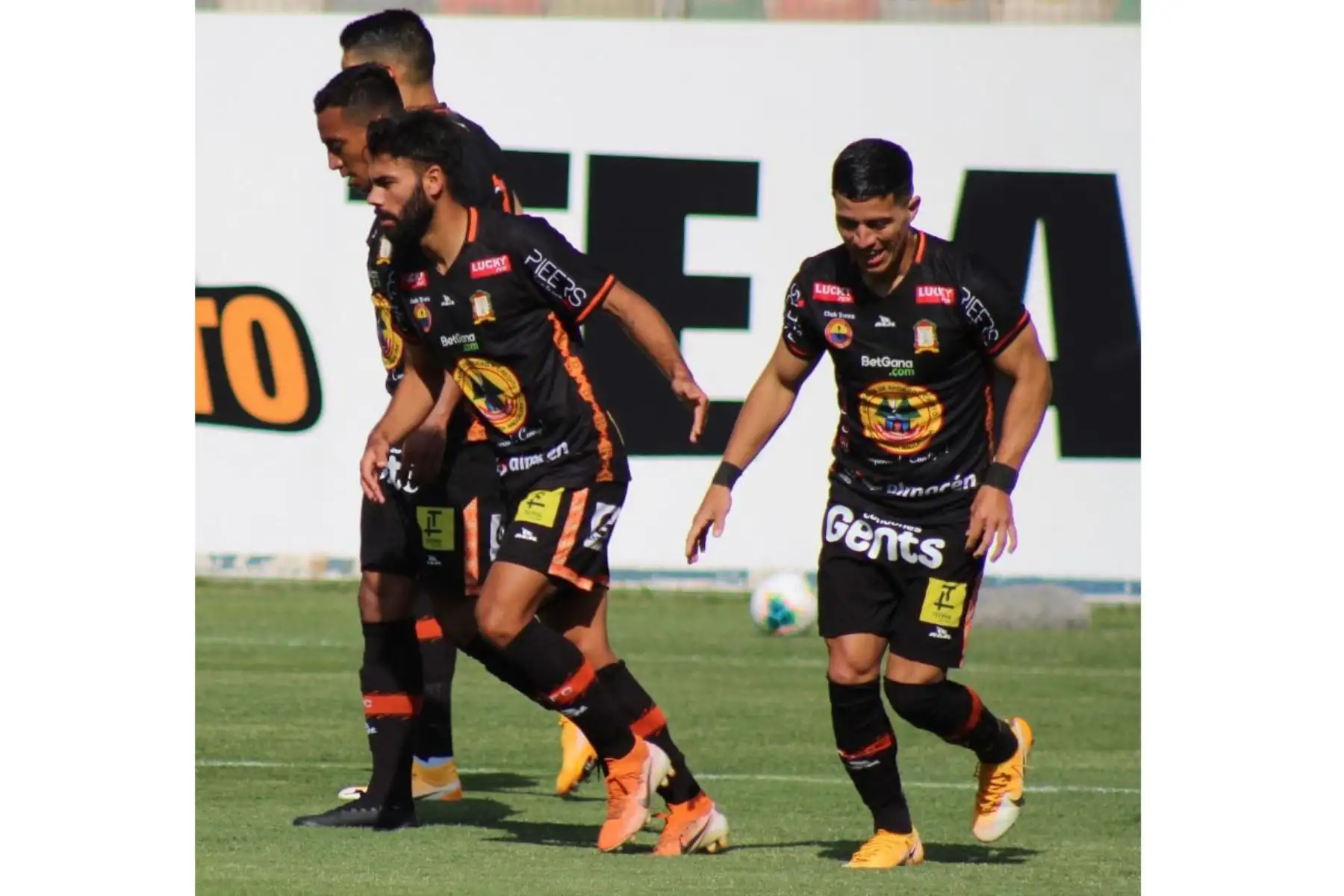 El futbolista  Carlos Olascuaga de FC Ayacucho, celebra su gol ante  D. Municipal, durante el partido por la fecha 6 de la Fase 2 de la Liga 1 Movistar  en el Estadio Monumental.
Foto: @LigaFutProfdel