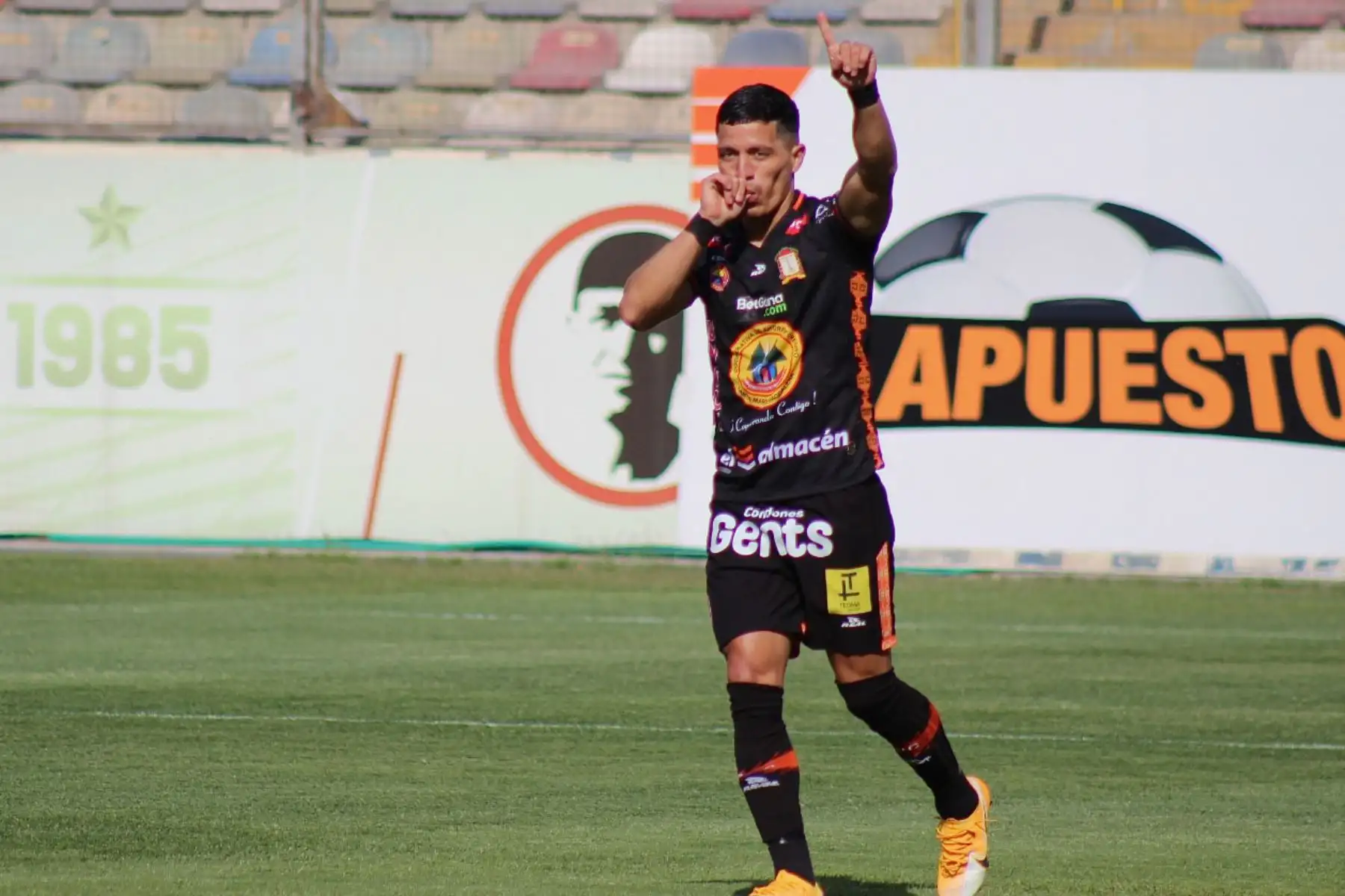 El futbolista  Carlos Olascuaga de FC Ayacucho, celebra su gol ante  D. Municipal, durante el partido por la fecha 6 de la Fase 2 de la Liga 1 Movistar  en el Estadio Monumental.
Foto: @LigaFutProfdel