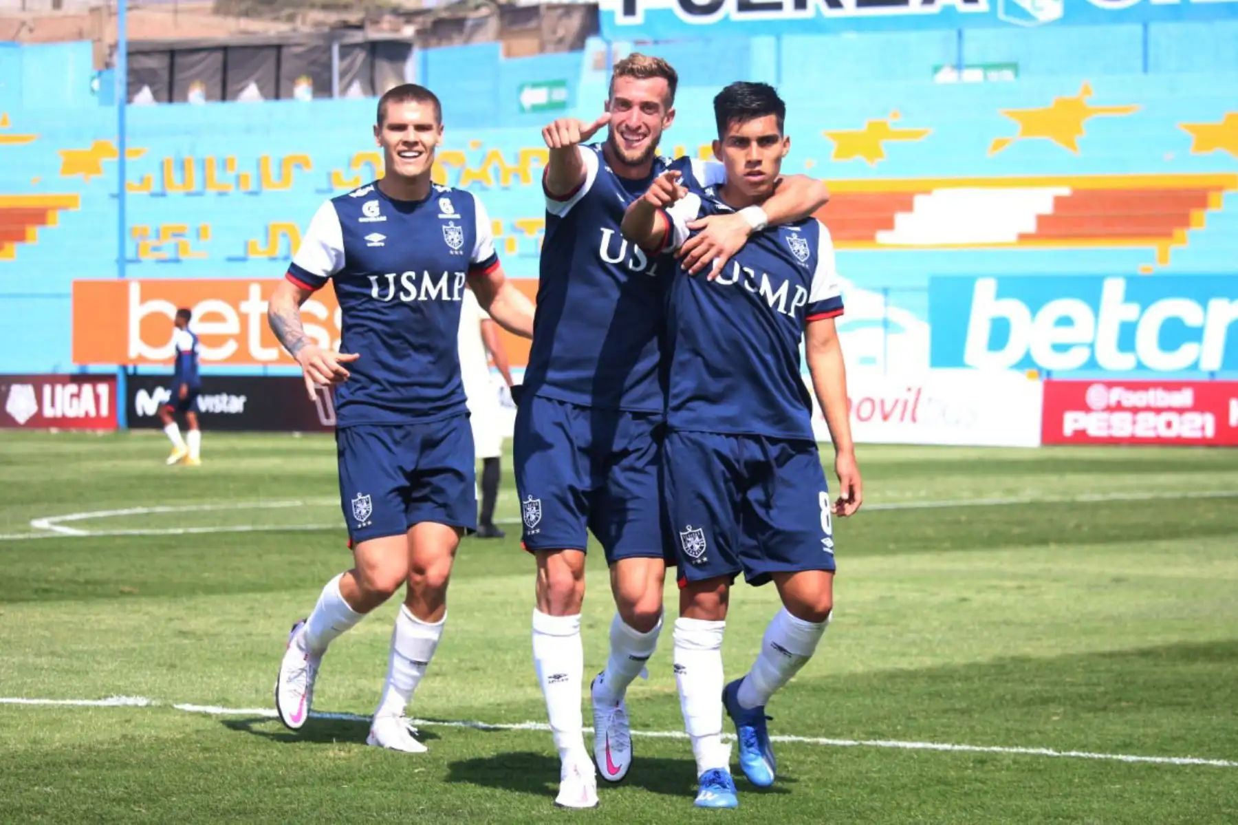 Jordan Guivin de San Martín celebra junto a sus compañeros de equipo tras anotar ante Universitario por la sexta jornada de la fase 2 de la Liga 1, en el estadio Alberto Gallardo. 
Foto: ANDINA/Difusión