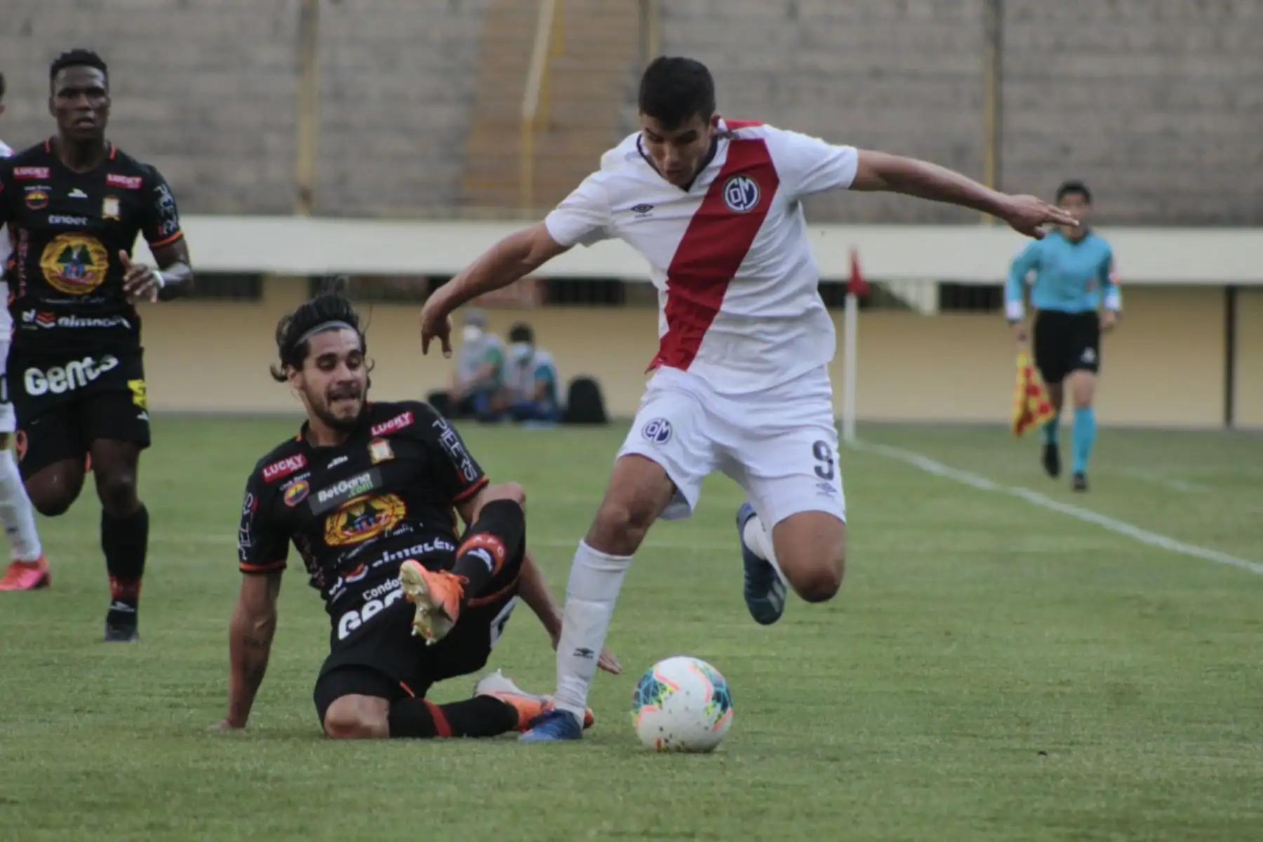 El futbolista M. Succar de D. Municipal disputa el balón ante el jugador  del FC Ayacuchol, durante el partido por la fecha 6 de la Fase 2 de la Liga 1 Movistar  en el Estadio Monumental.
Foto: @LigaFutProf