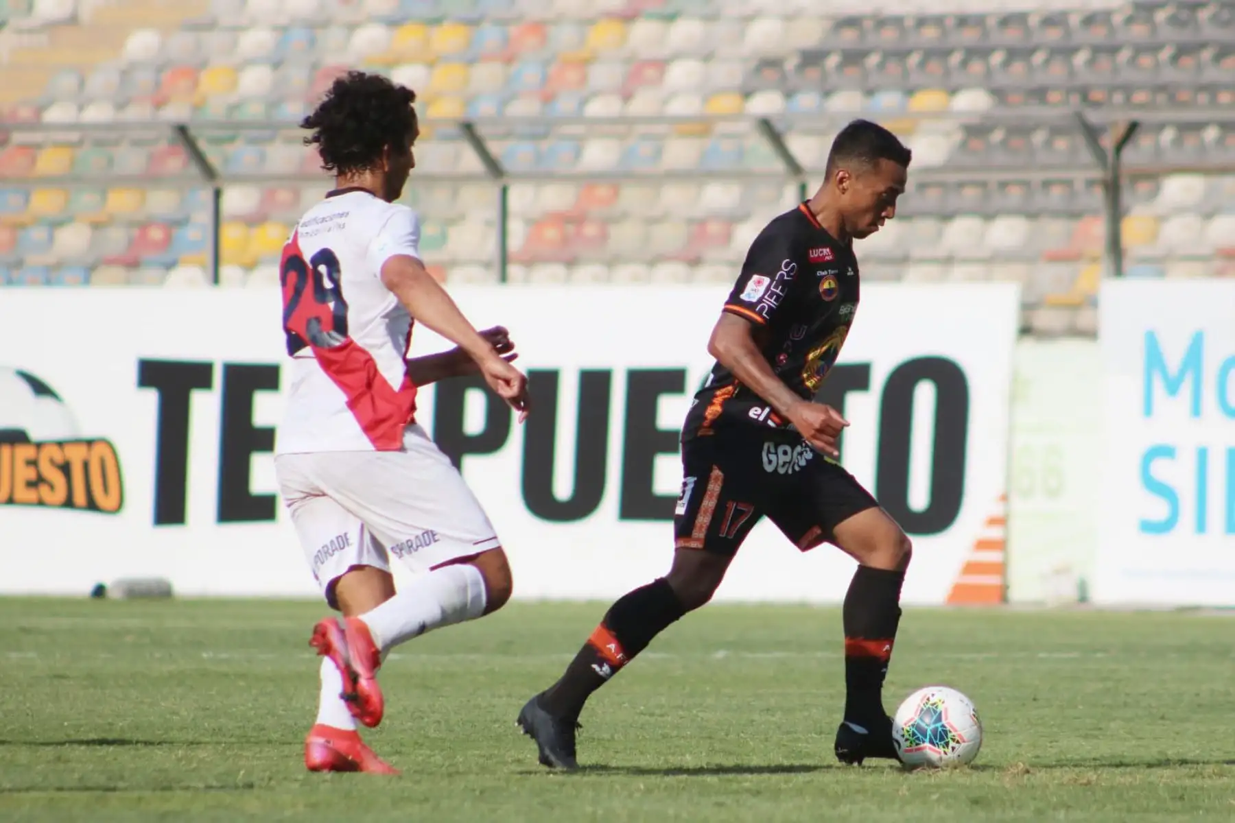 El futbolista J. Archimbaud de D. Municipal disputa el balón ante el jugador  del FC Ayacuchol, durante el partido por la fecha 6 de la Fase 2 de la Liga 1 Movistar  en el Estadio Monumental.
Foto: @fc_ayacucho