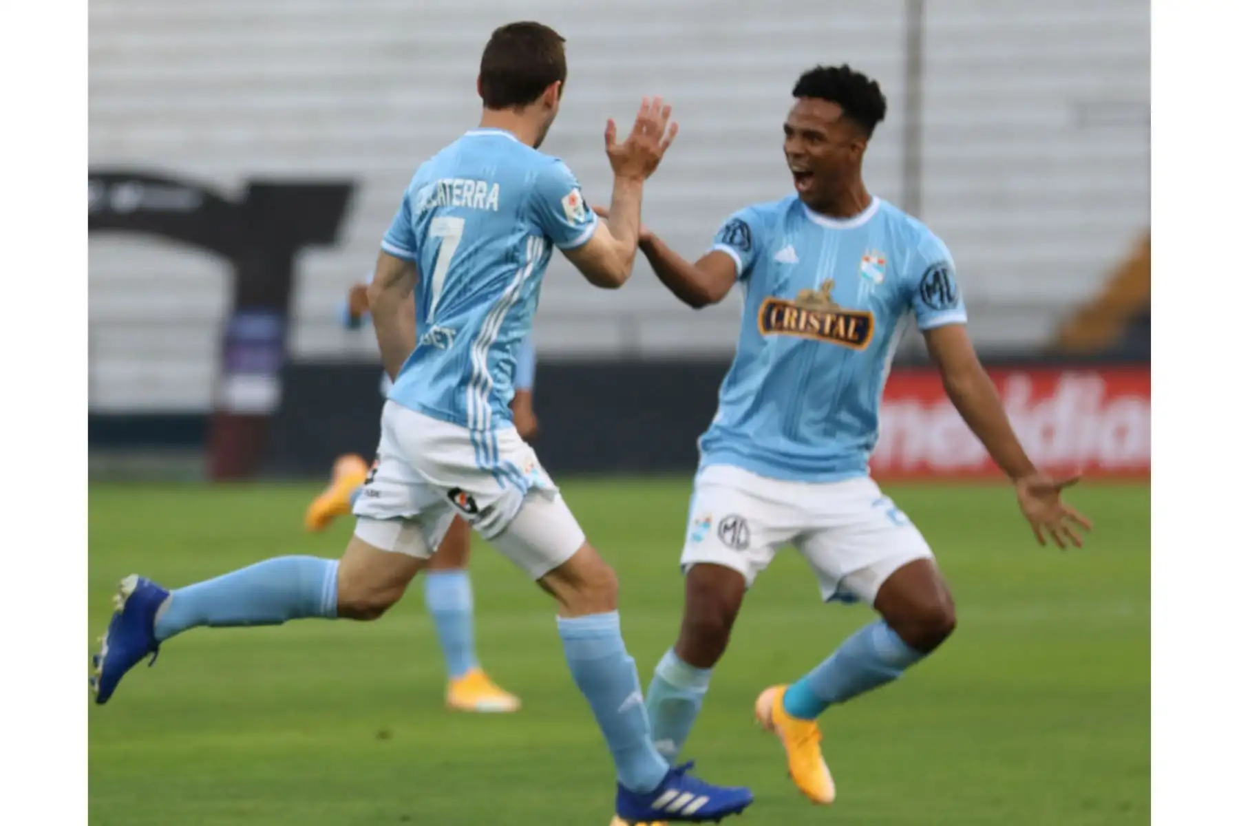 El futbolista  H. Calcaterra de S. Cristal, celebra su gol ante  el Binacional, durante el partido por la fecha 6 de la Fase 2 de la Liga 1 Movistar  en el Estadio Alejandro Villanueva.
Foto: @LigaFutProf