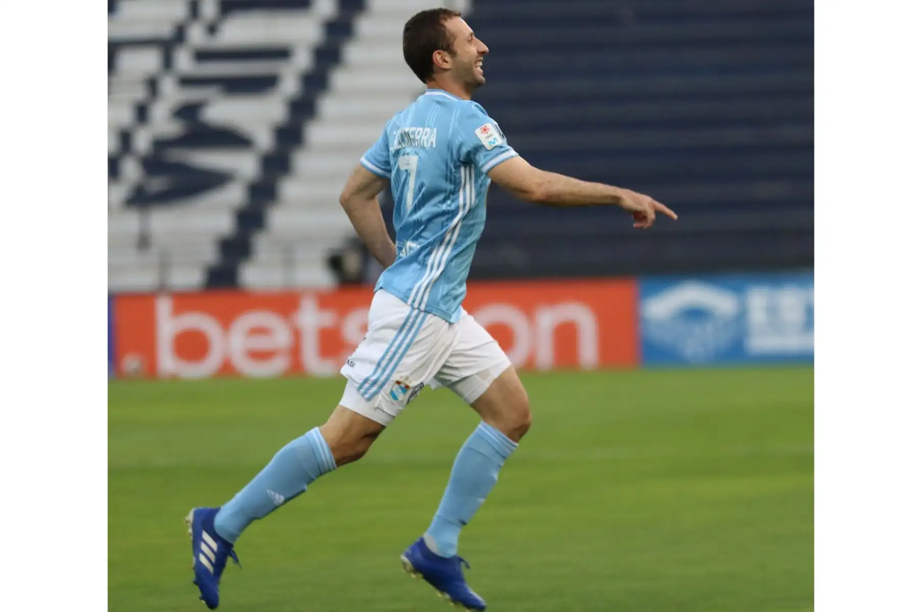 El futbolista  H. Calcaterra de S. Cristal, celebra su gol ante  el Binacional, durante el partido por la fecha 6 de la Fase 2 de la Liga 1 Movistar  en el Estadio Alejandro Villanueva.
Foto: @LigaFutProf