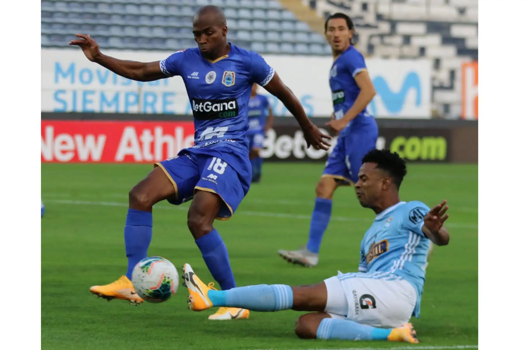 El futbolista  D. Leudo  de Binacional disputa el balón ante el jugador de Cristal, durante el partido por la fecha 6 de la Fase 2 de la Liga 1 Movistar  en el Estadio Alejandro Villanueva.
Foto: @LigaFutProf
