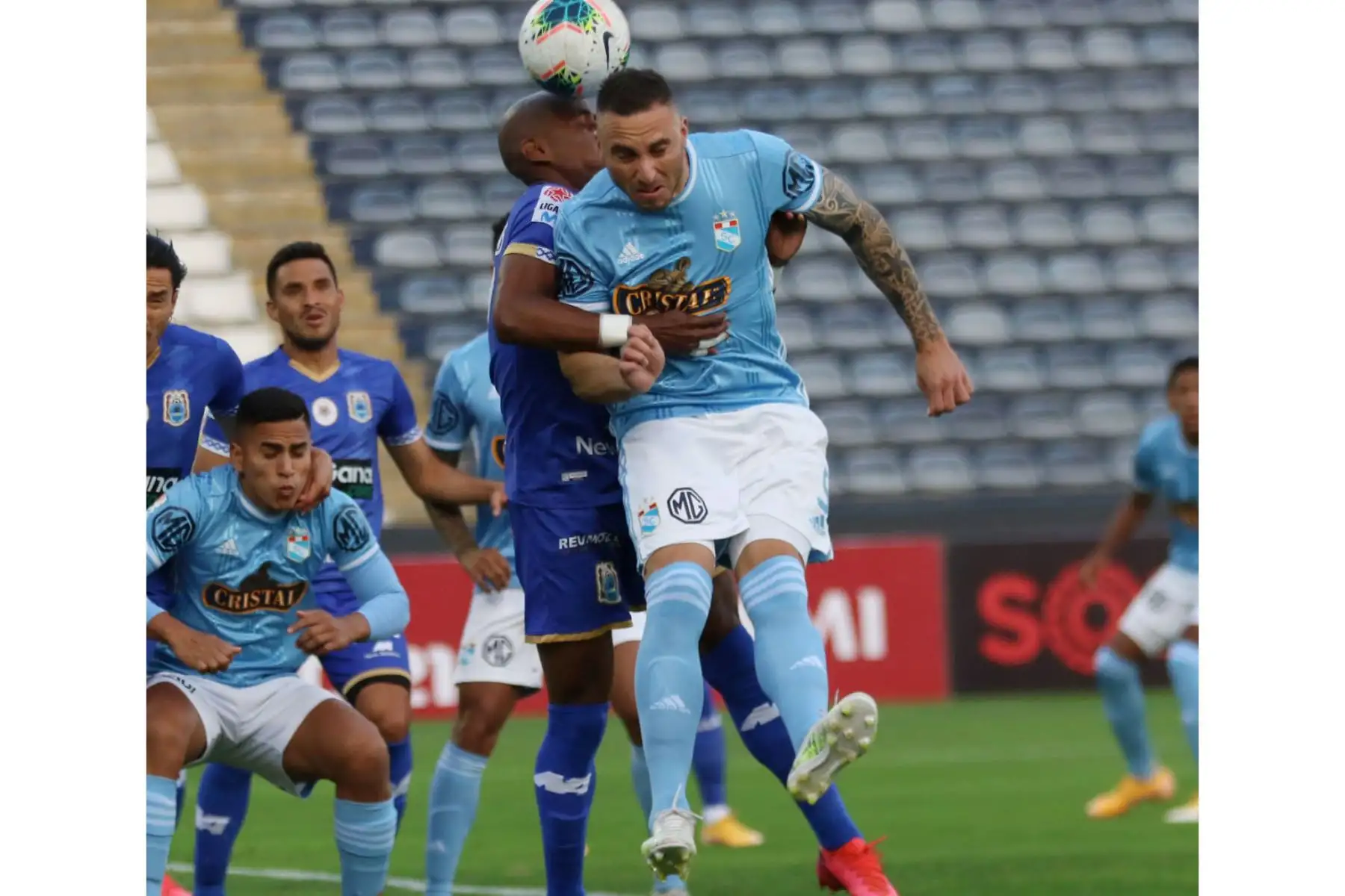 El futbolista  E. Herrera   de Cristal disputa el balón ante el jugador de Binacional, durante el partido por la fecha 6 de la Fase 2 de la Liga 1 Movistar  en el Estadio Alejandro Villanueva.
Foto: @LigaFutProf
