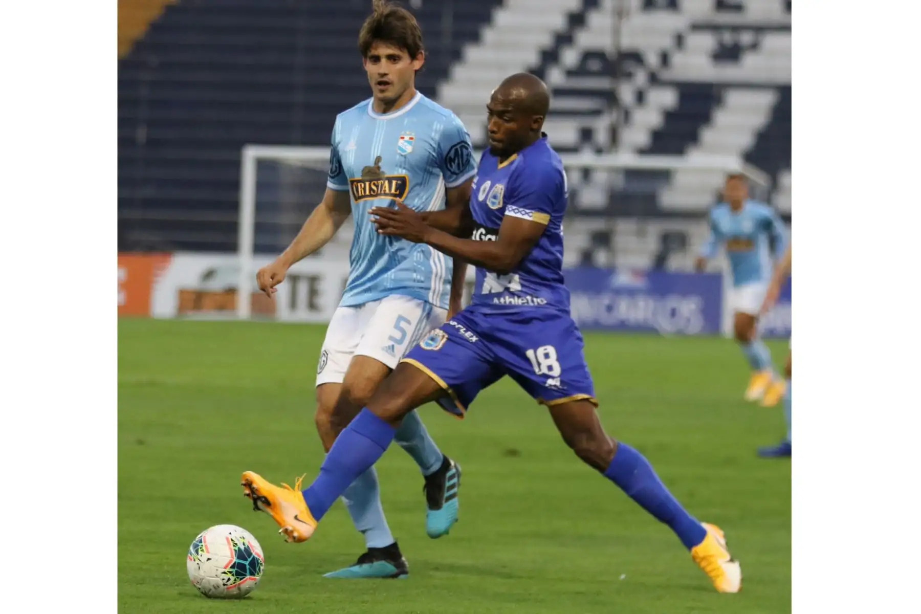 El futbolista  O. Merlo   de Cristal disputa el balón ante el jugador de Binacional, durante el partido por la fecha 6 de la Fase 2 de la Liga 1 Movistar  en el Estadio Alejandro Villanueva.
Foto: @LigaFutProf