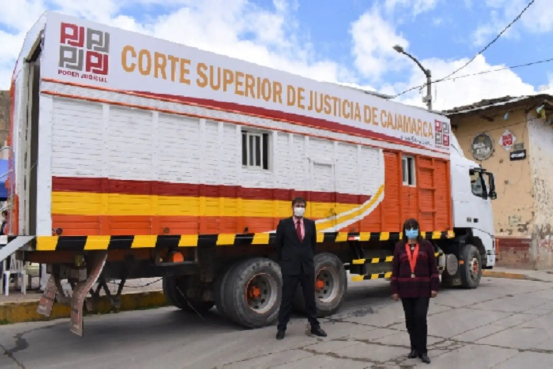 En el vehículo Volvo de gran tonelaje, donado por la Sunat, se acondicionó una sala de audiencias y un despacho judicial. Traslada a los jueces y auxiliares jurisdiccionales a los centros poblados y/o distritos alejados de las sedes judiciales.Corte de Cajamarca pone al servicio vehículo “Justicia Itinerante”