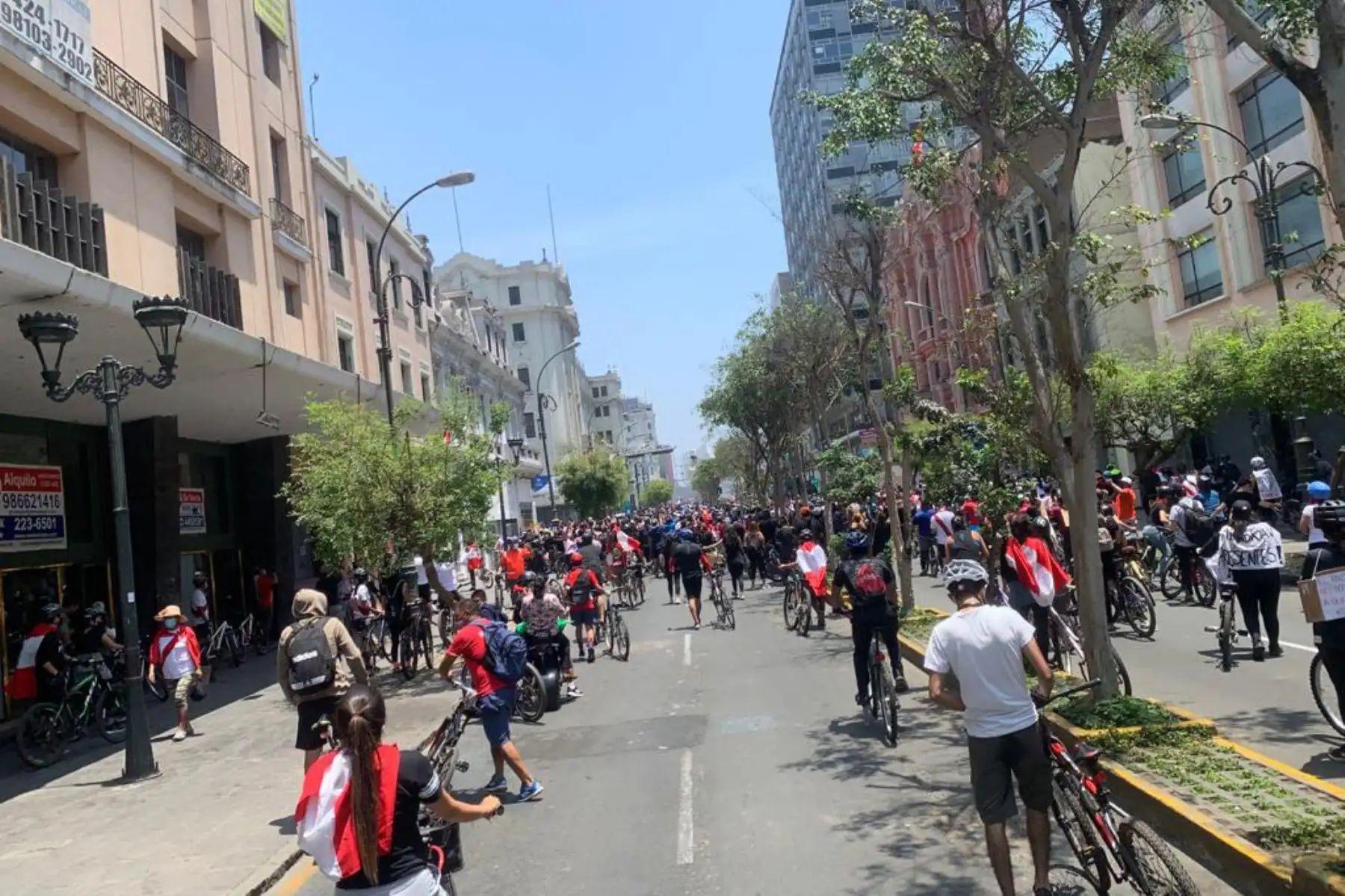 Miles de ciclistas llevan a cabo una movilización portando banderas peruanas y carteles con mensajes alusivos a la defensa de la democracia.
Foto: ANDINA/Difusión