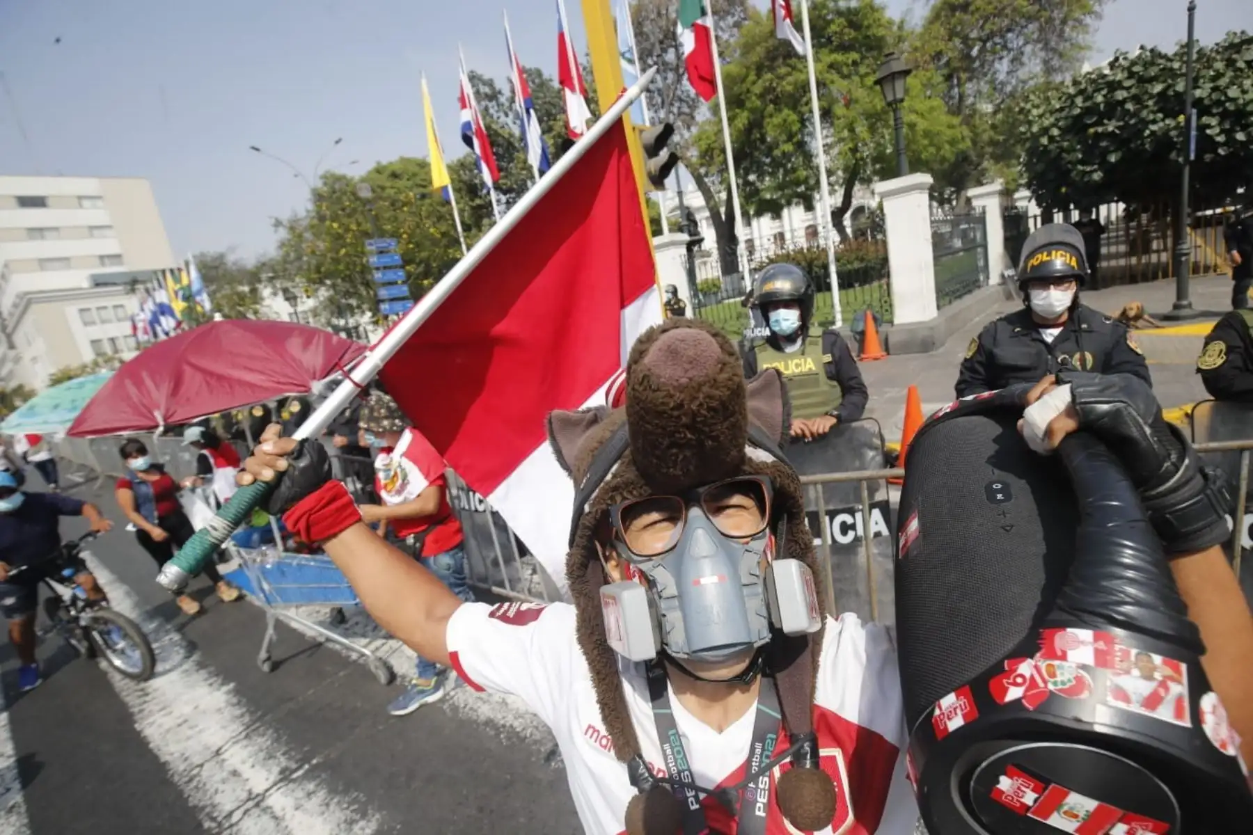 El público reacciona luego de conocer la designación de Francisco Sagasti como nuevo Presidente del Perú. Foto: ANDINA/Juan Carlos Guzmán