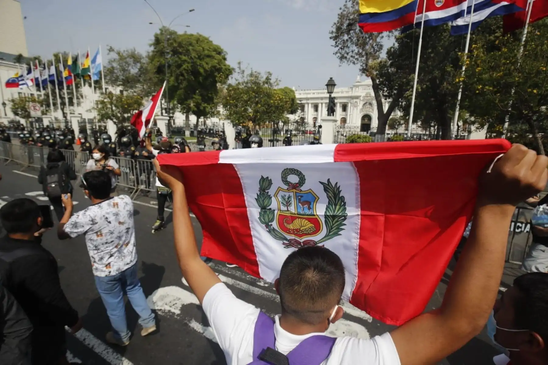 El público reacciona luego de conocer la designación de Francisco Sagasti como nuevo Presidente del Perú. Foto: ANDINA/Juan Carlos Guzmán