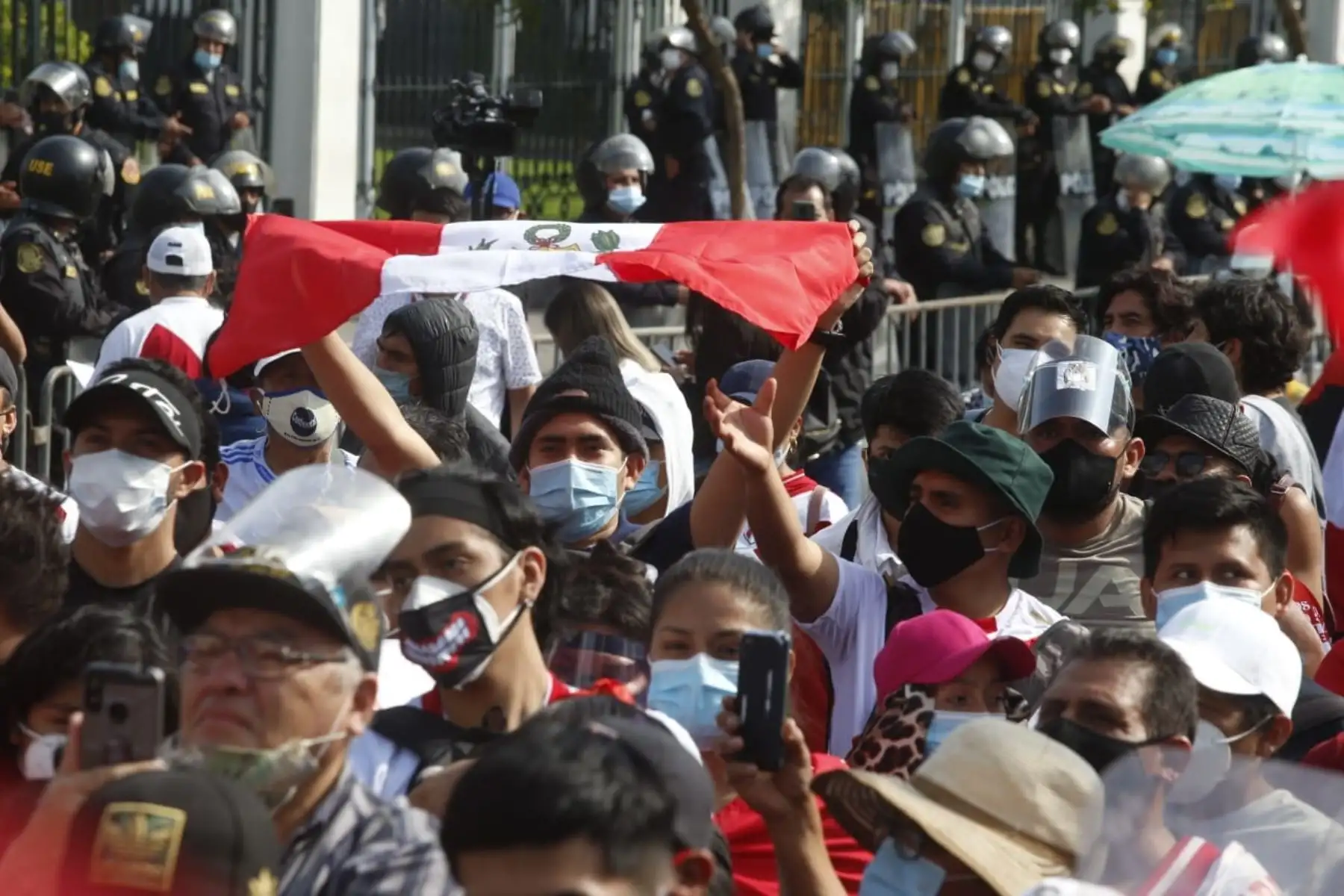El público reacciona luego de conocer la designación de Francisco Sagasti como nuevo Presidente del Perú. Foto: ANDINA/Eddy Ramos